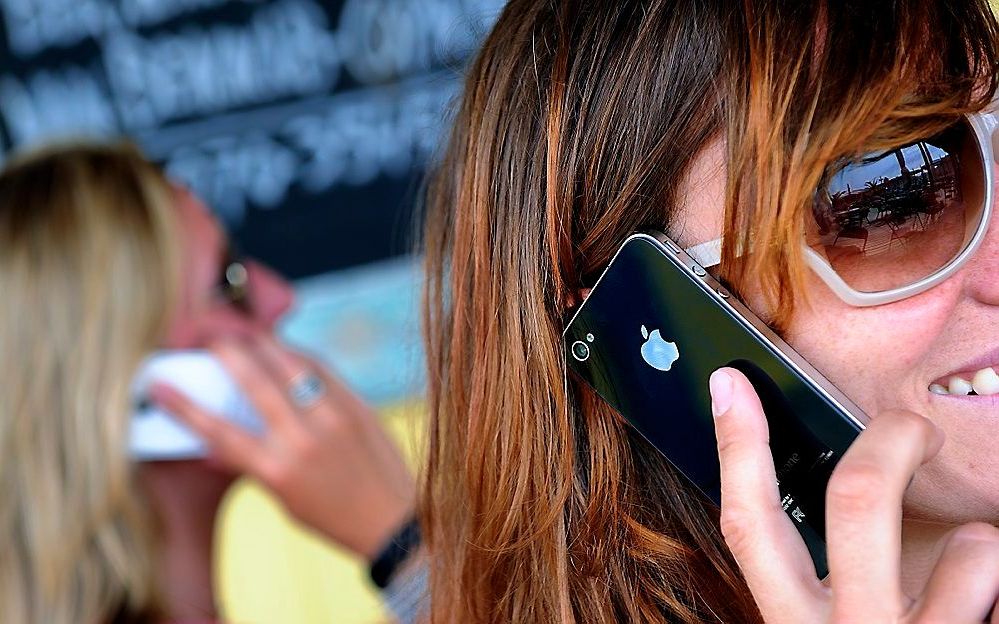 Mensen praten minder met elkaar, maar zijn steeds meer met hun smartphone bezig. beeld ANP, Lex van Lieshout