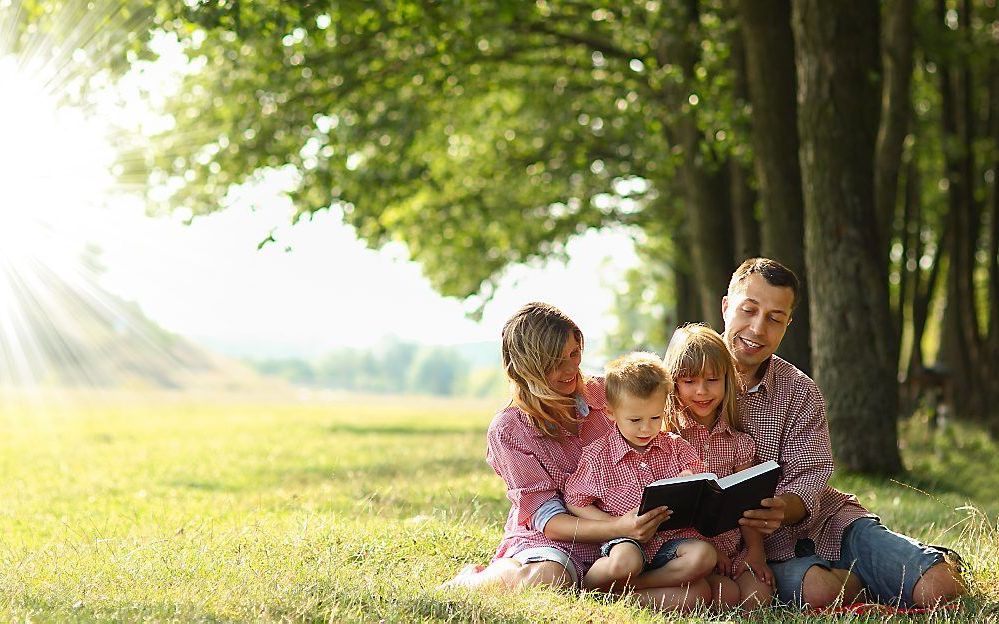 ”De Bijbel is geen pedagogisch handboek, maar geeft volgens mij wel aan: voed je kinderen op met liefde en geef aan waar de grenzen zijn.” beeld Shutterstock