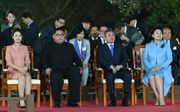 De Noord-Koreaanse leider Kim Jong-un en de Zuid-Koreaanse president Moon Jae-in en hun echtgenotes. beeld AFP