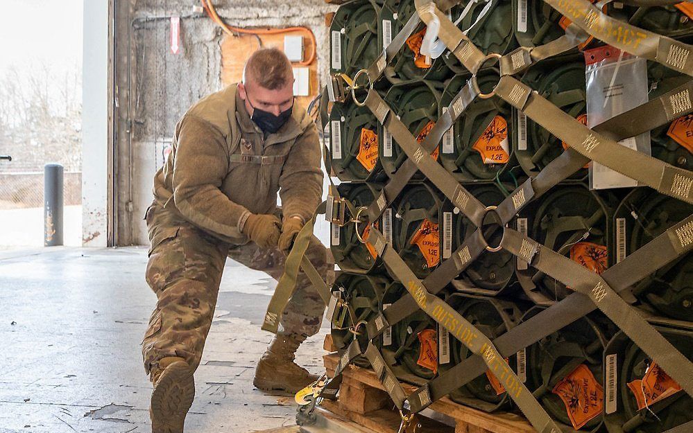 Amerikaanse militairen laden wapens en uitrusting voor Oekraïne in. beeld AFP