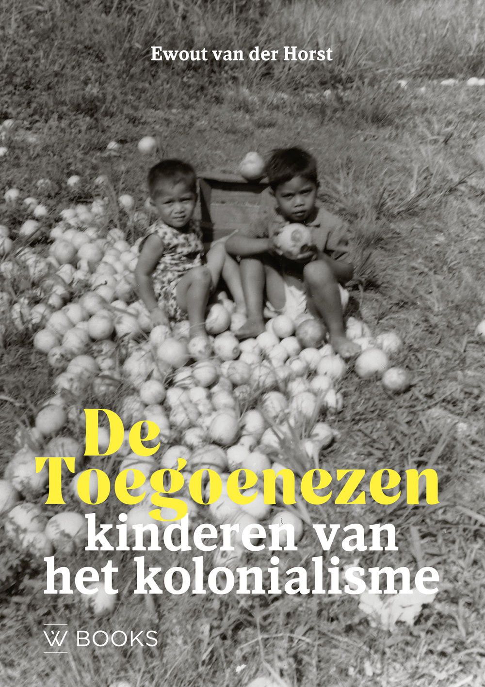 Boekomslag met zwart-witfoto van twee donkere kinderen die bij een voorraad ronde vruchten zitten. Een van de kinderen houdt zo’n vrucht in de handen. De foto is van bovenaf gemaakt. De boektitel staat in gele letters onderaan.