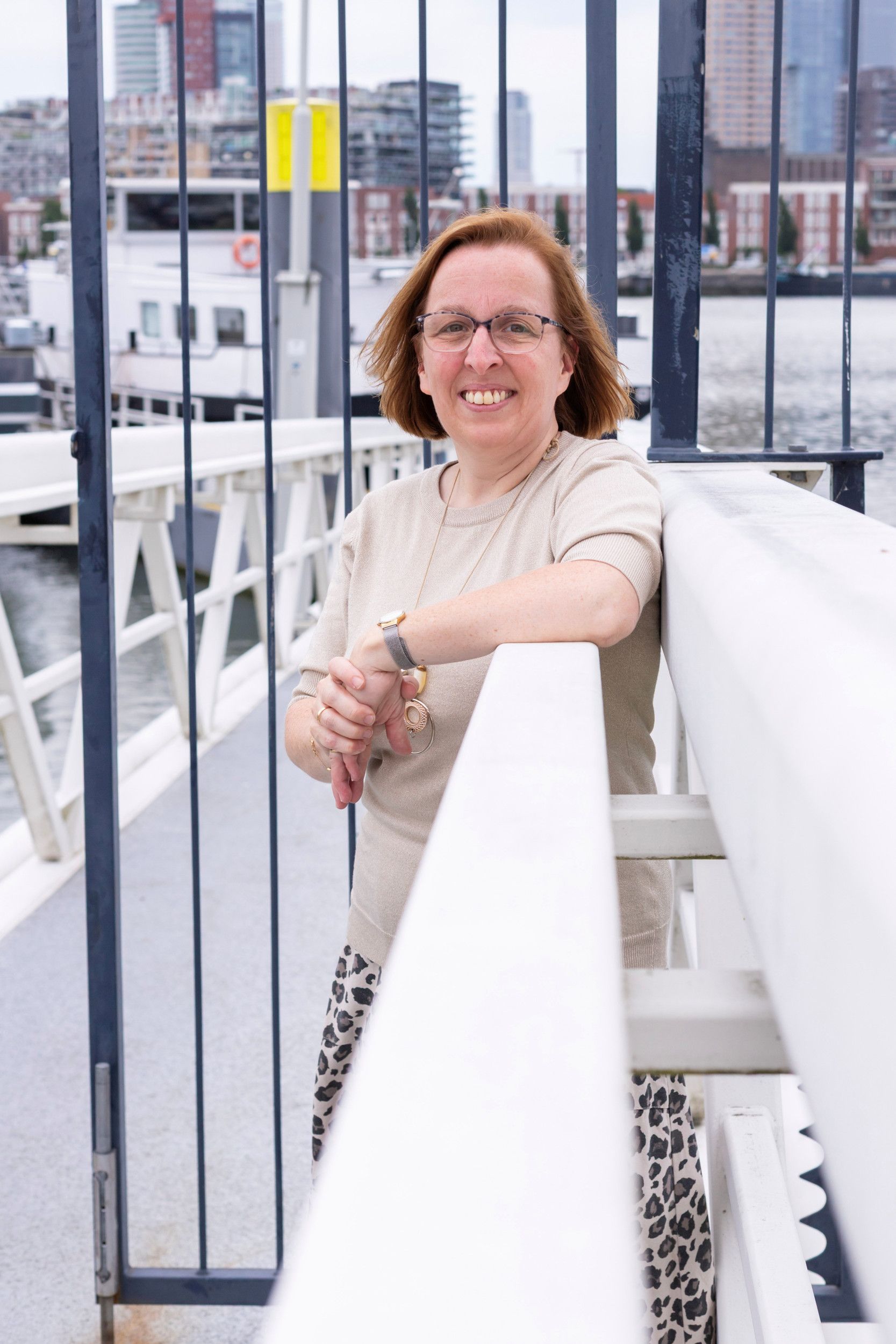 Vrouw met bril bij een haven.