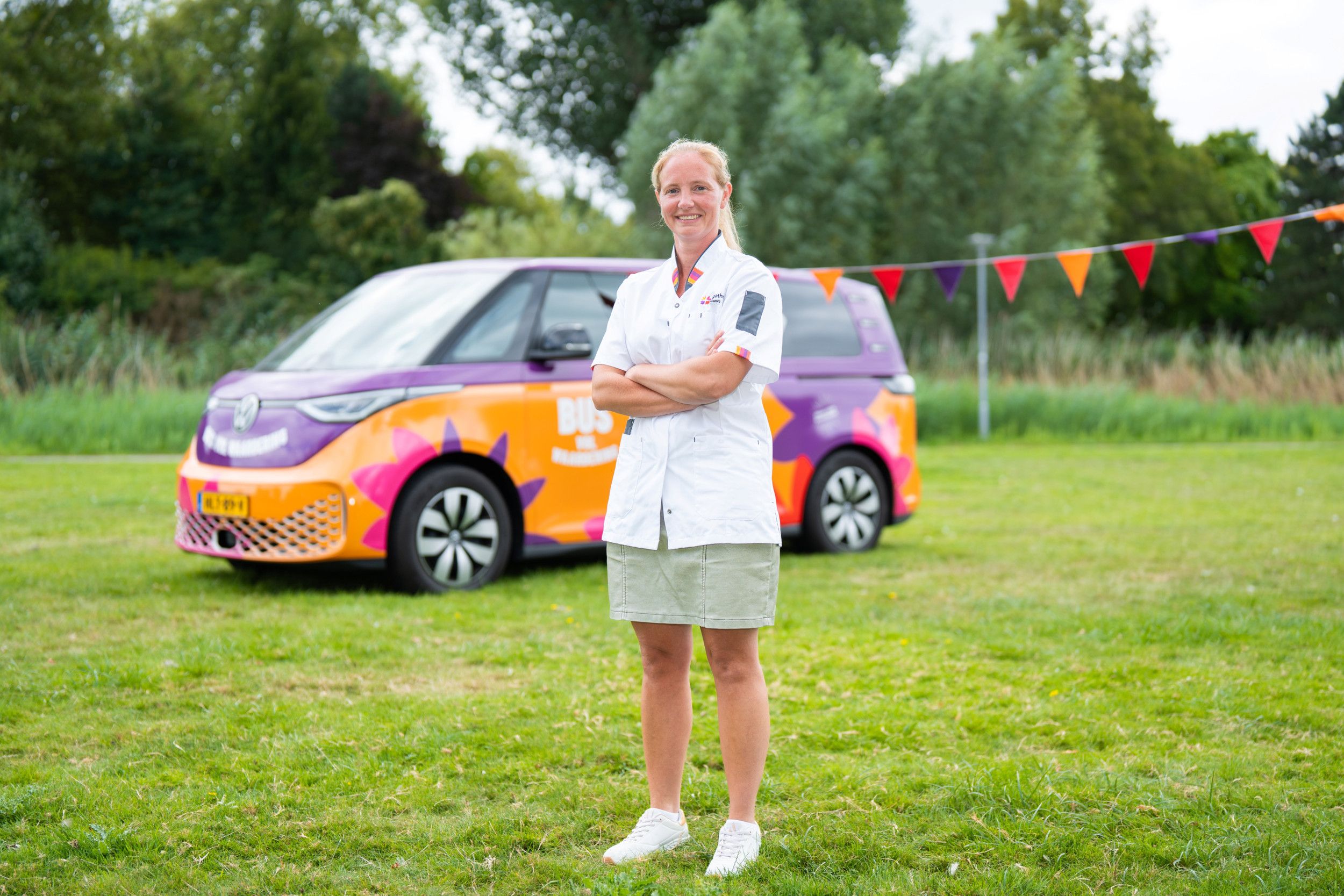 Vrouw in een wit verpleegstersuniform van Agathos.