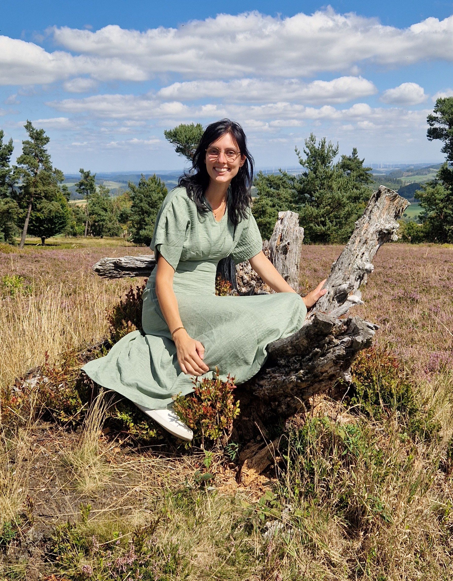 Lachende vrouw met bril.