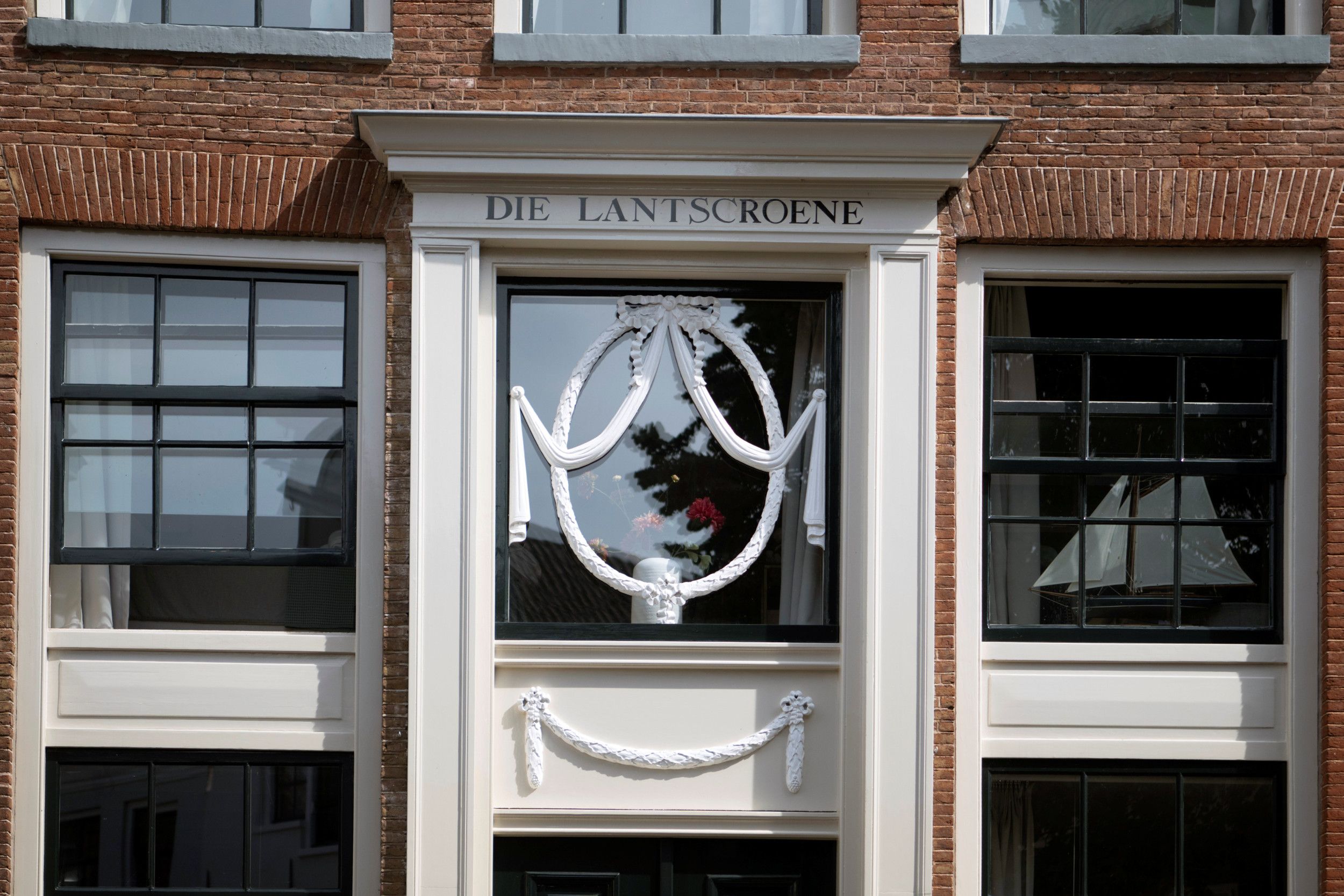 Versieringen in raam.