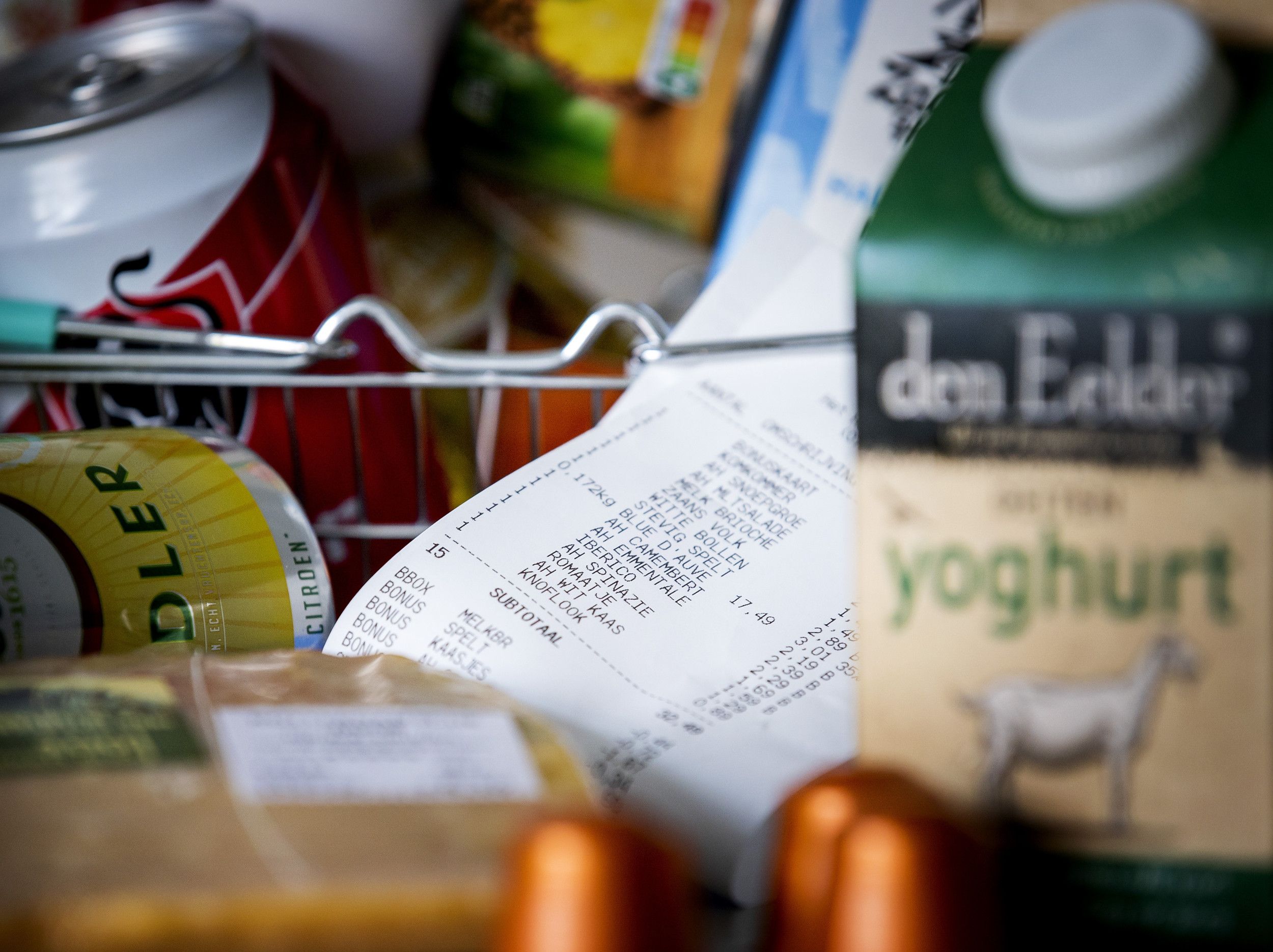 Kassabon met daarop de prijzen van afgerekende producten. Daaromheen boodschappen.