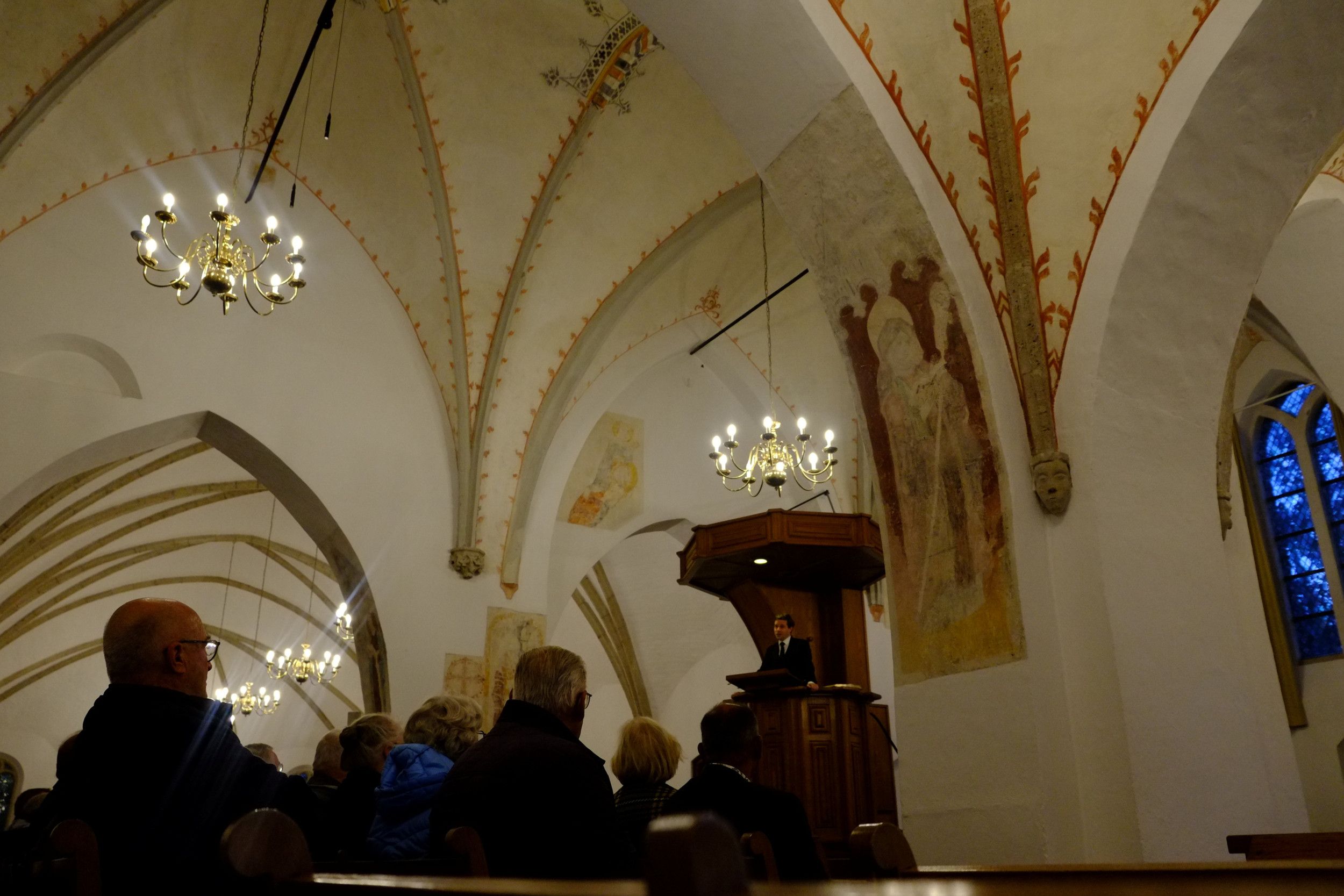 Op de kansel proponent Van Asselt, in zwart pak.