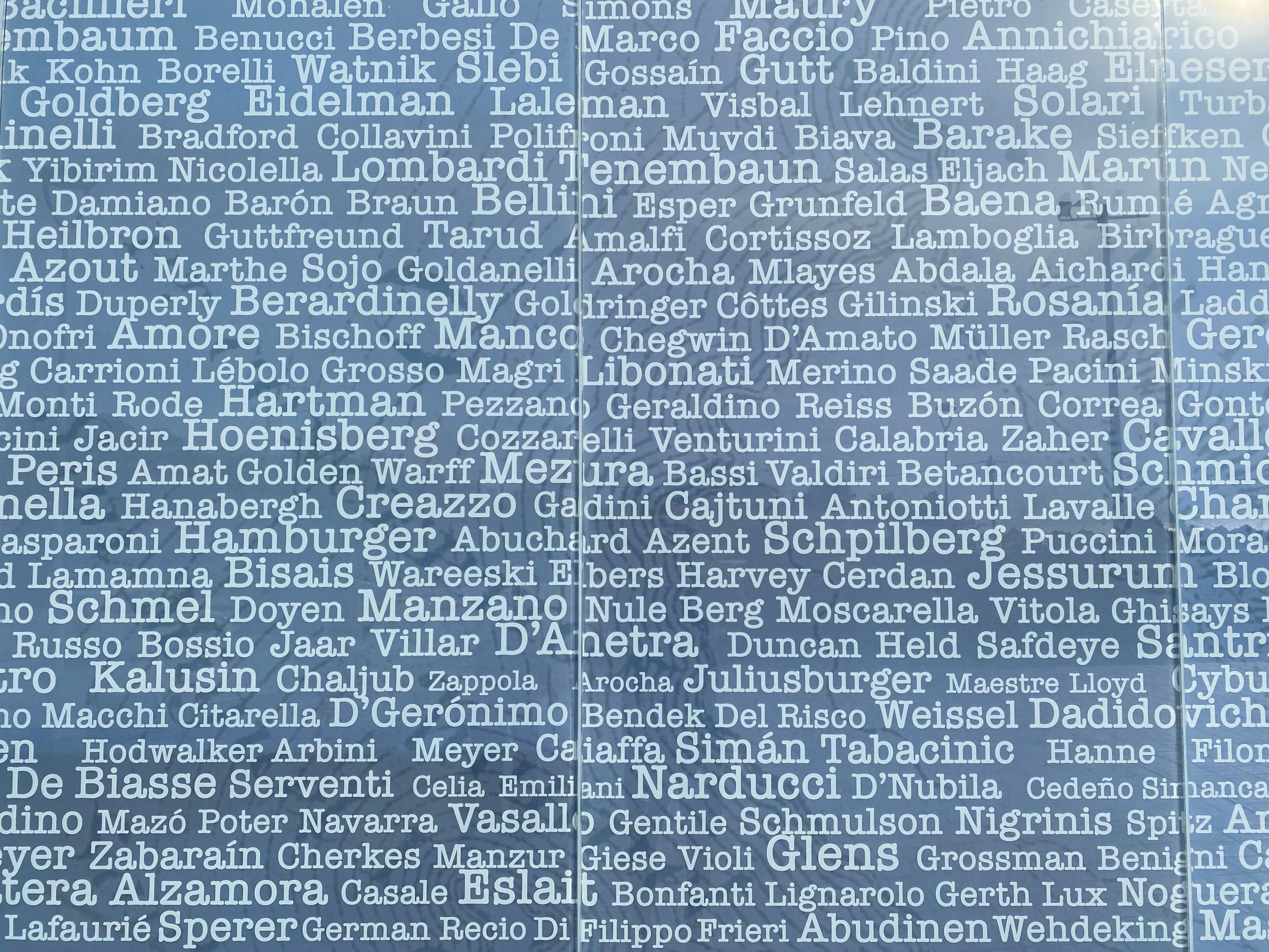 Joodse namen als Hambruger, Manzono, Jessurun, bijna aaneengeregen op een plaat.