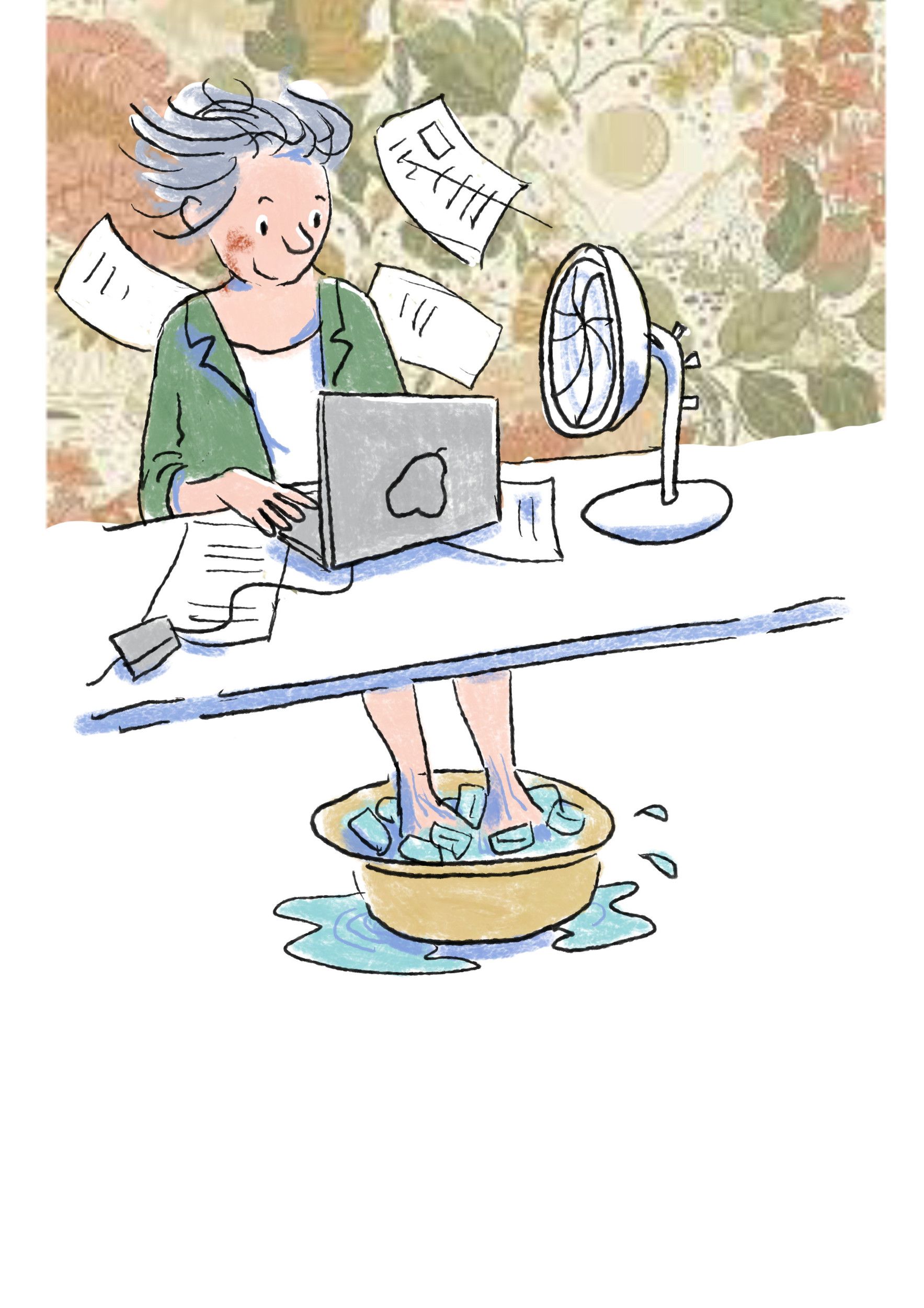 Een vrouw zit aan een bureau achter een laptop, haar voeten in bak met ijskoud water. Naast haar blaast een ventilator haar frisse lucht toe.