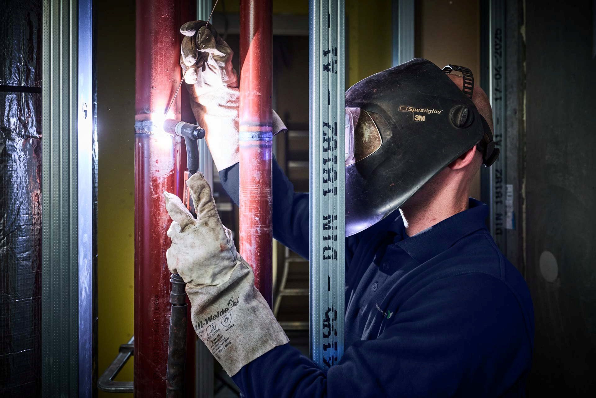 Jongeman last een metalen balk. 