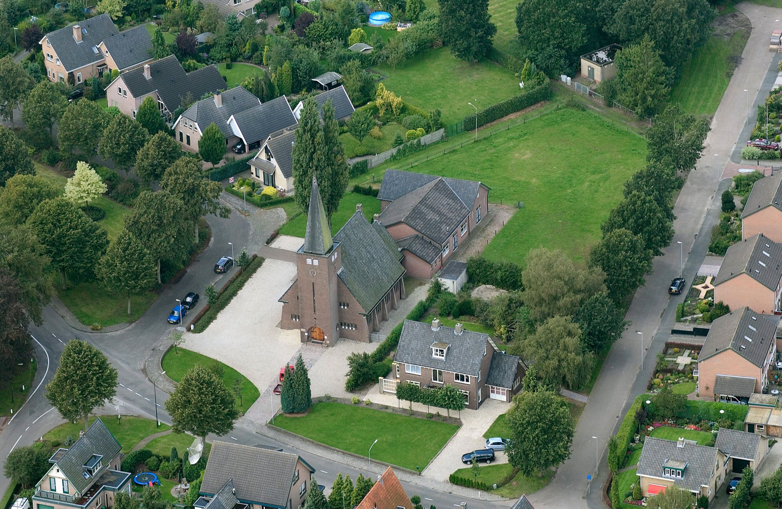 Klein kerkje, gezien vanuit de lucht.