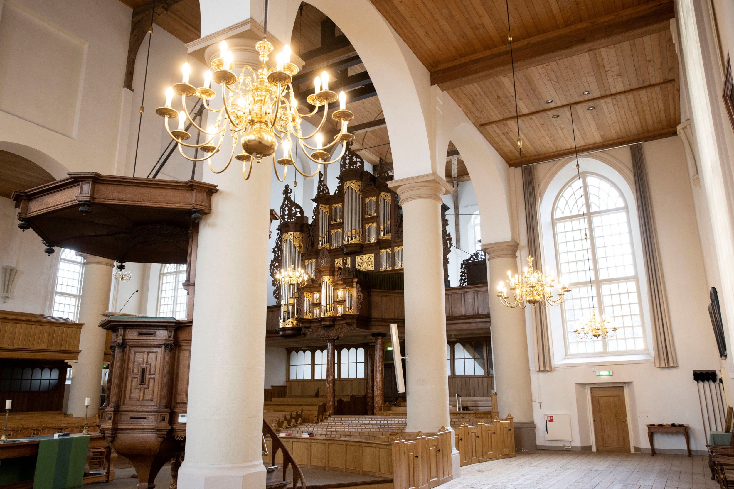 De kerkzaal, met het grote orgel.