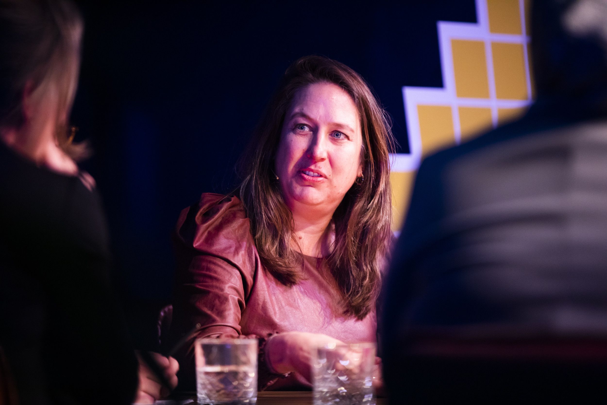 Vrouw in gesprek met iemand anders.