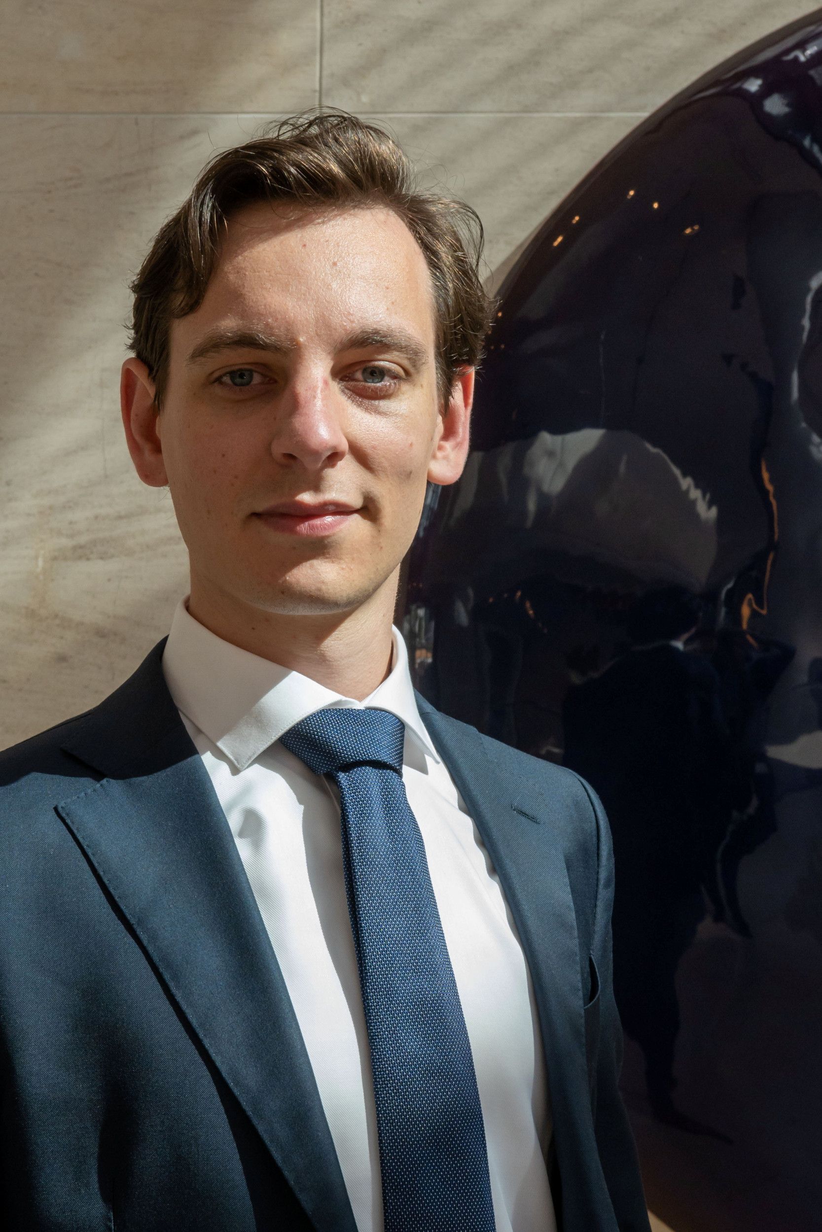 Man in blauw pak met blauwe stropdas