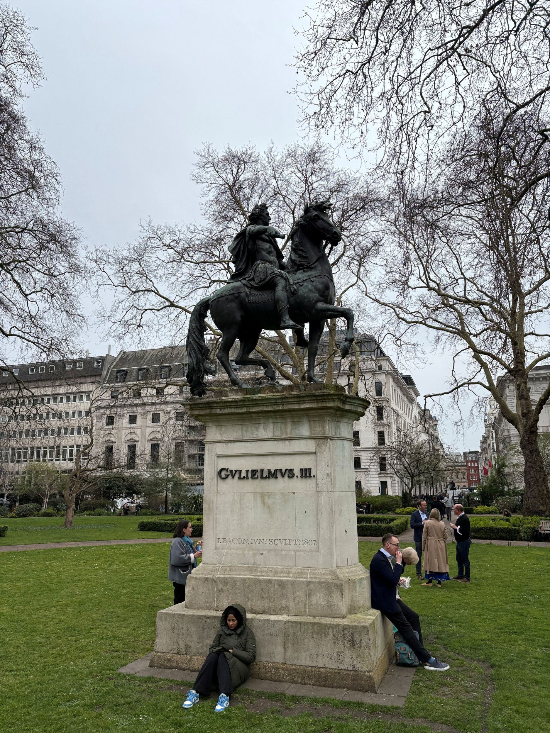 Groenig, metershoog standbeeld van man op paard.