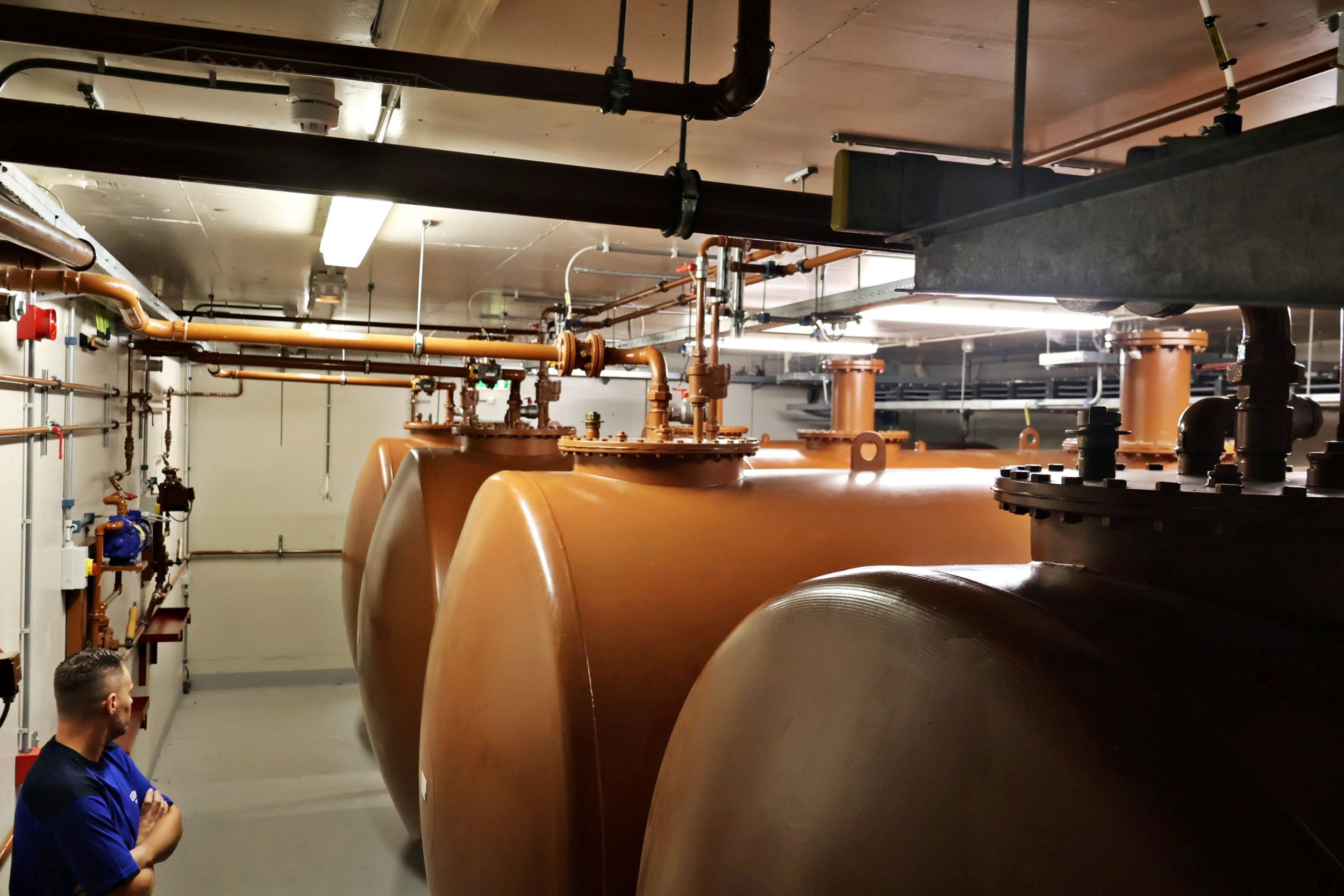 Kelder met vier grote dieseltanks