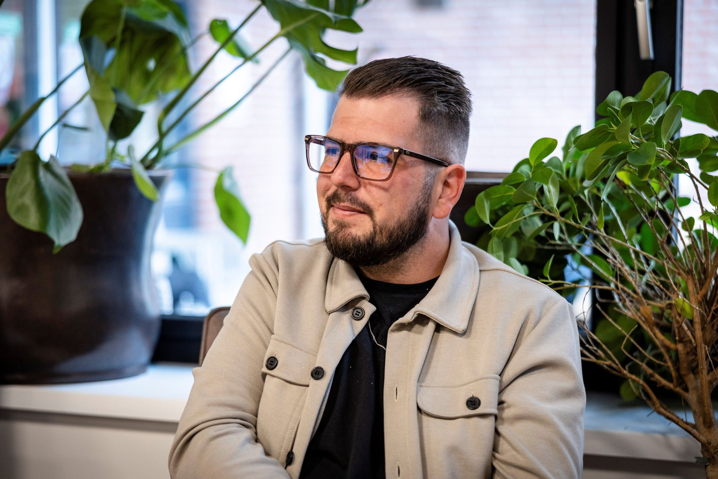 Joris Riedstra De ene dag had Joris een huis en een baan, de andere dag stond hij op ...