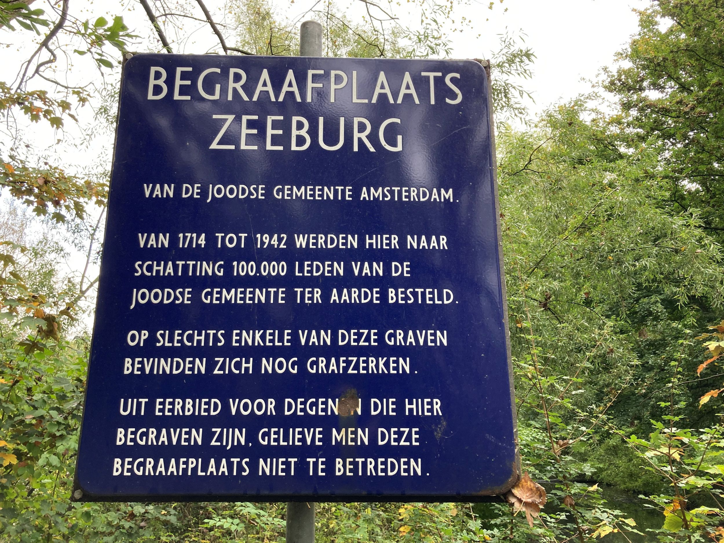 Blauw bordje bij de toegang tot de Joodse begraafplaats Zeeburg.