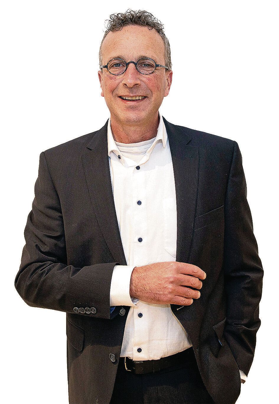 Man met bril in wit overhemd en donker jasje.