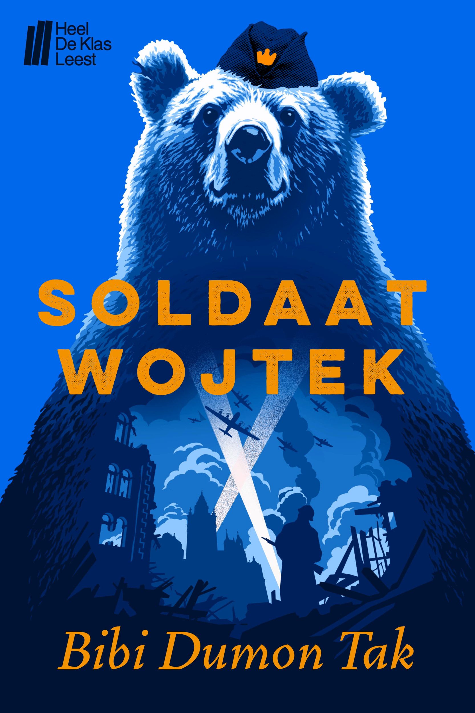 Blauwe boekomslag. Getekende beer met een baret waar een oranje kroontje op staat. Onder de oranje titel zijn ook beelden van vliegtuigen, een soldaat en ruïnes te zien.