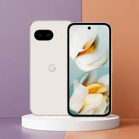 Twee smartphones naast elkaar. Links de achterkant met een G in het midden en twee camera’s. Rechts de voorkant met twee bloemen erop.