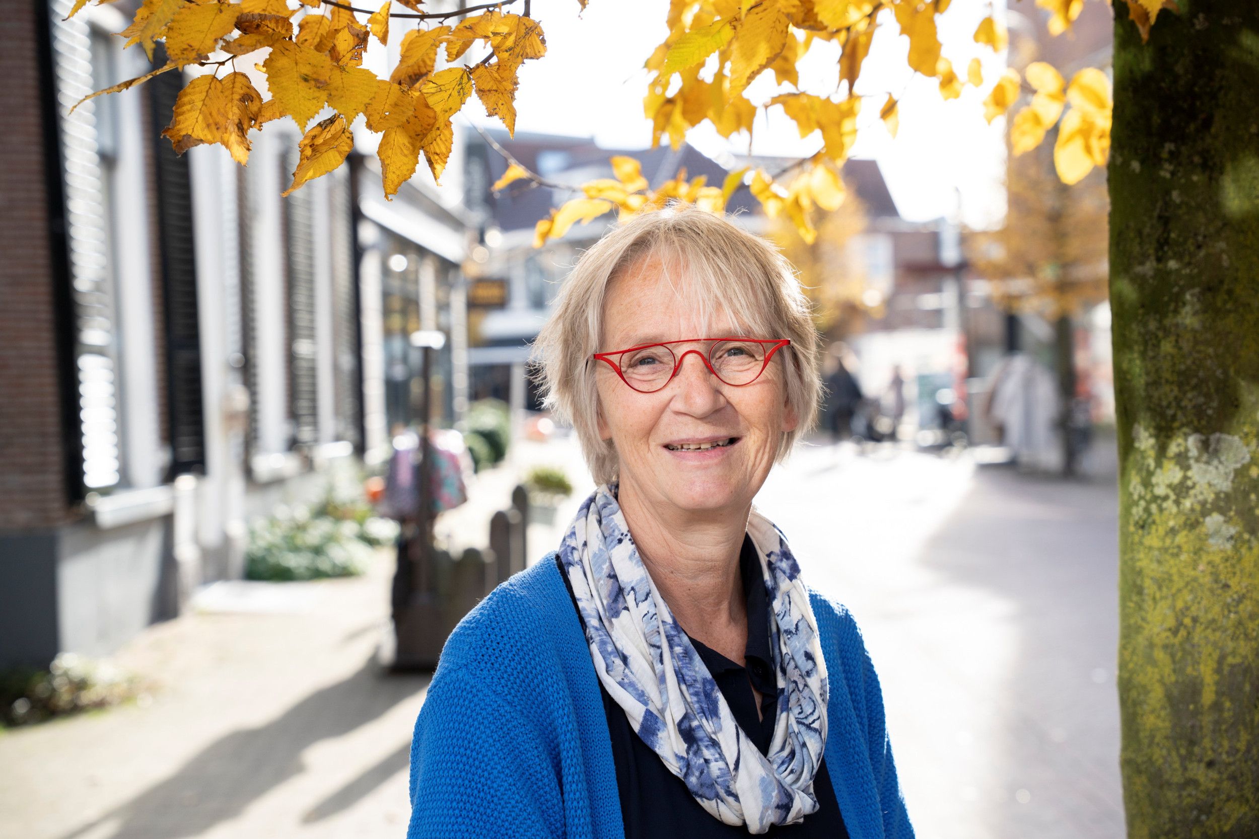 Vrouw in een winkelstraat