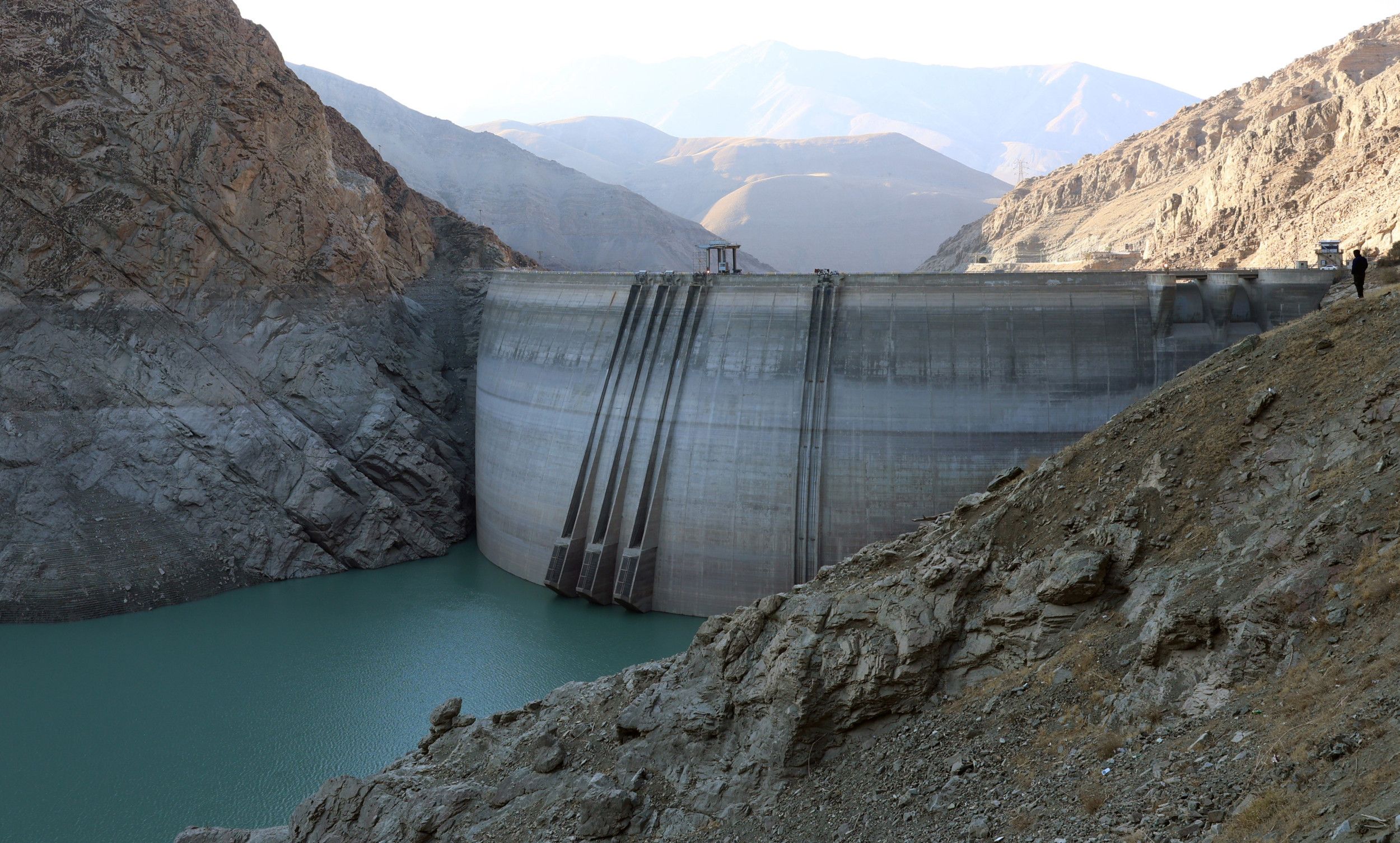Betonnen stuwdam tussen twee rotswanden.