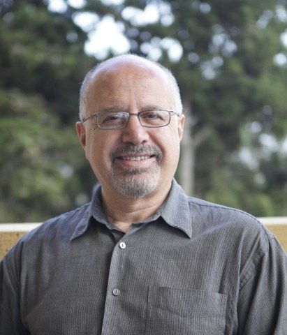 Man met baardje, blouse.