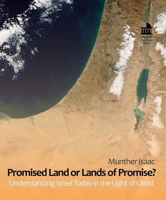 Boekomslag met daarop een luchtfoto van een klein stukje zee met daarlangs een strand.