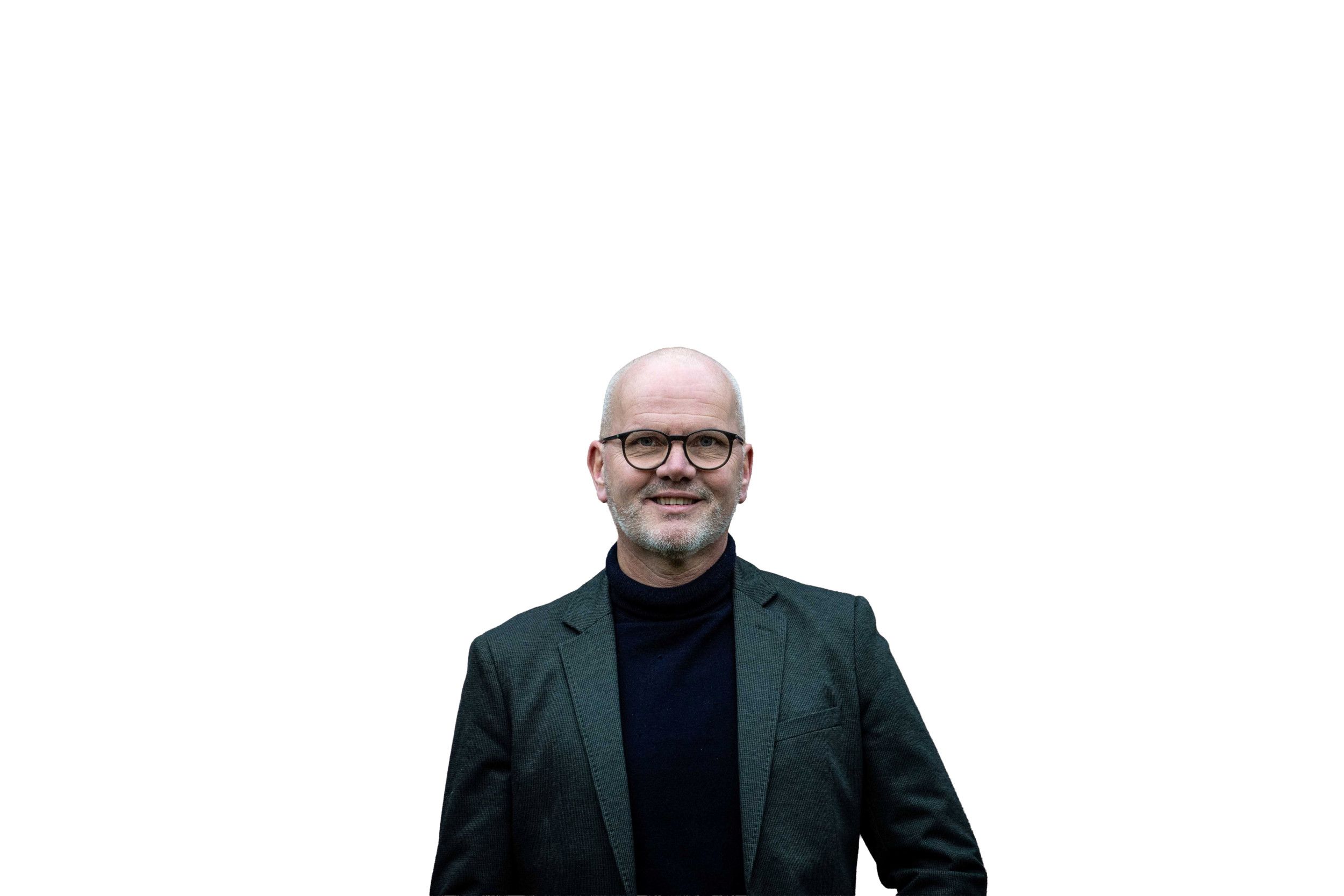 Borstbeeld van man met kale schedel en donkere bril tussen twee geschilderde ogen.