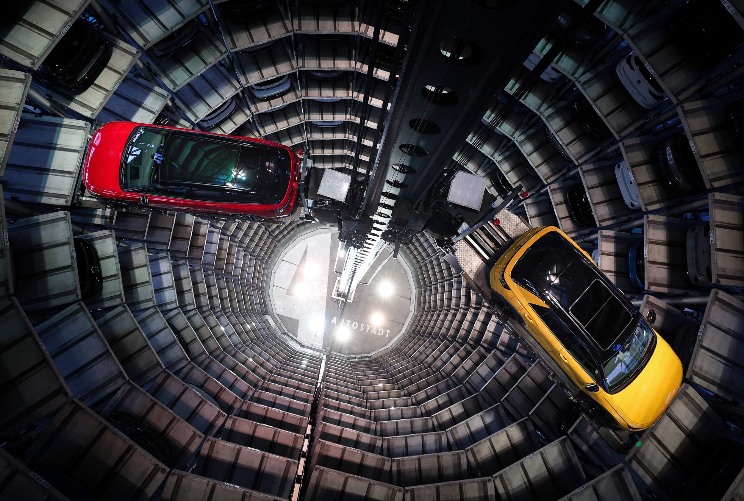 Een rode auto en een gele auto in een hoge toren. 