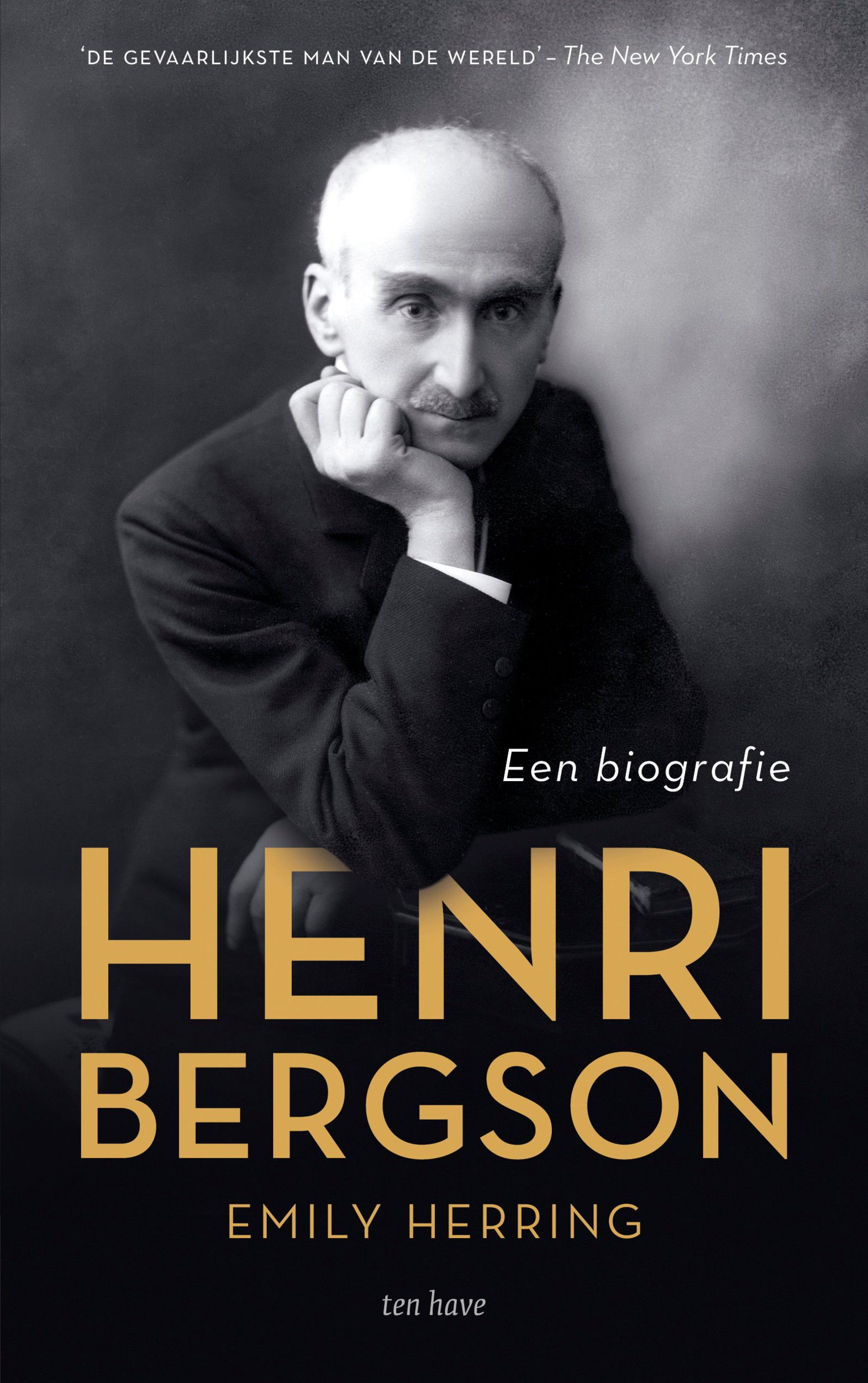 Boekomslag met zwart-wit foto van een man met snor en kalend hoofd. HIj houdt zijn rechterhand onder zijn hoofd en leunt op de goudgele letters van de boektitel.