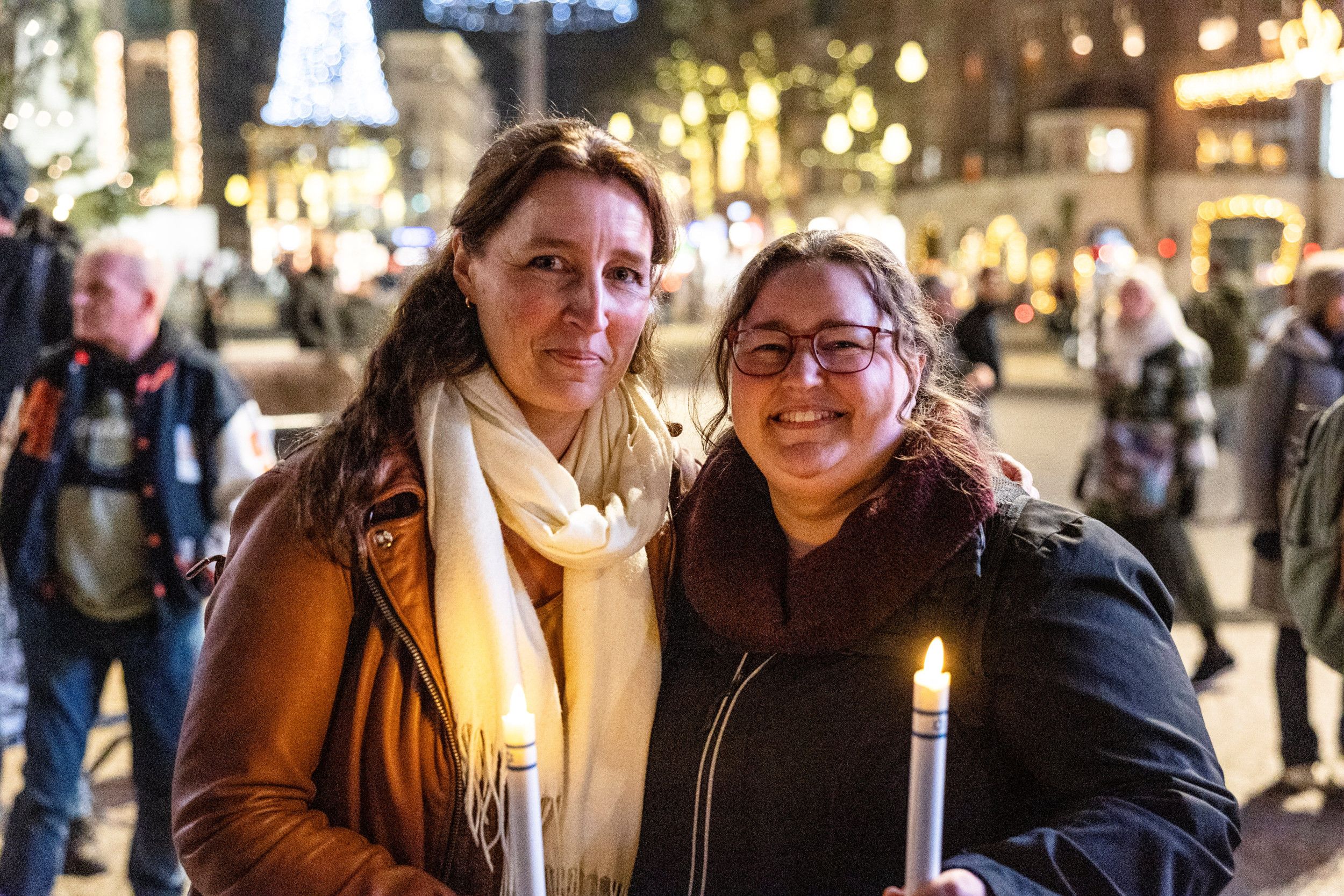 Twee dames met een kaars met Israëlische vlag in de hand.