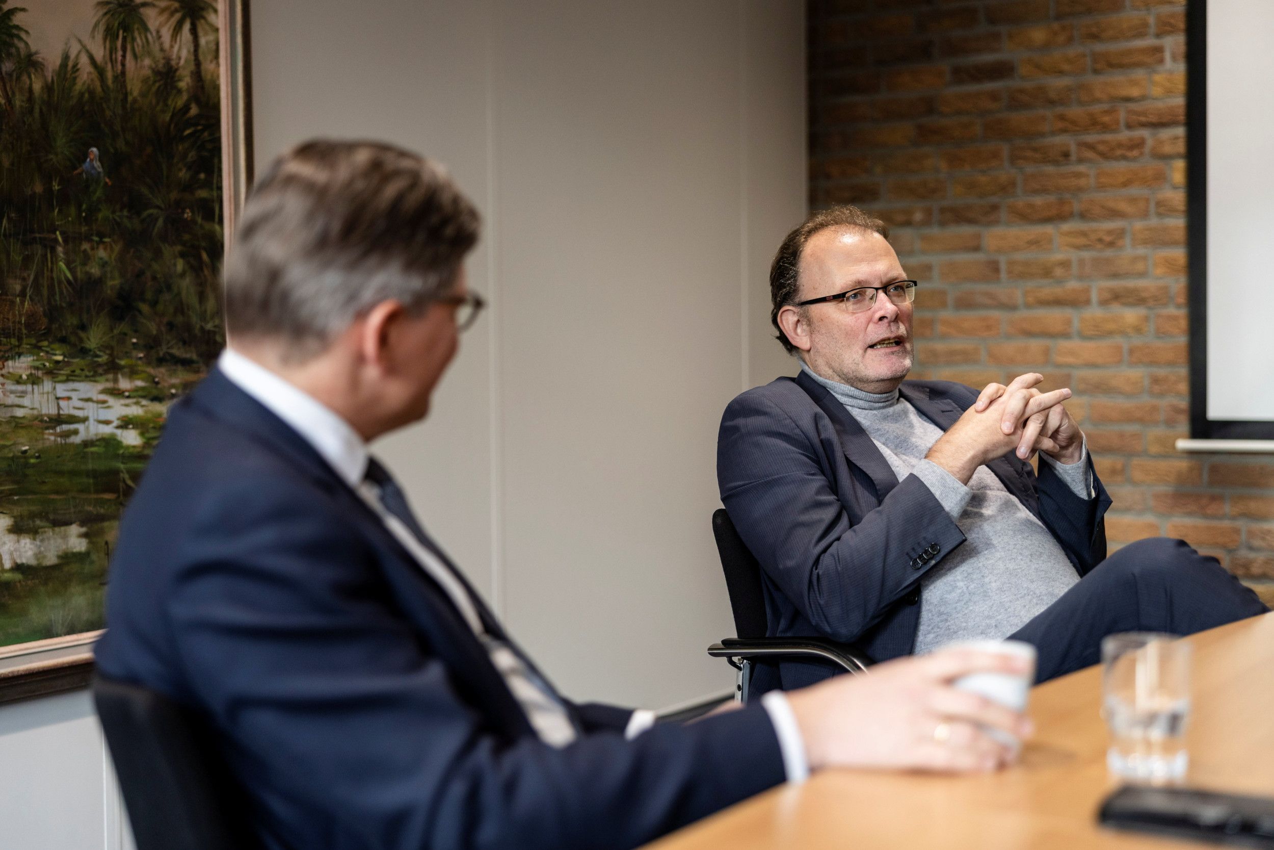 Twee mannen in gesprek. 