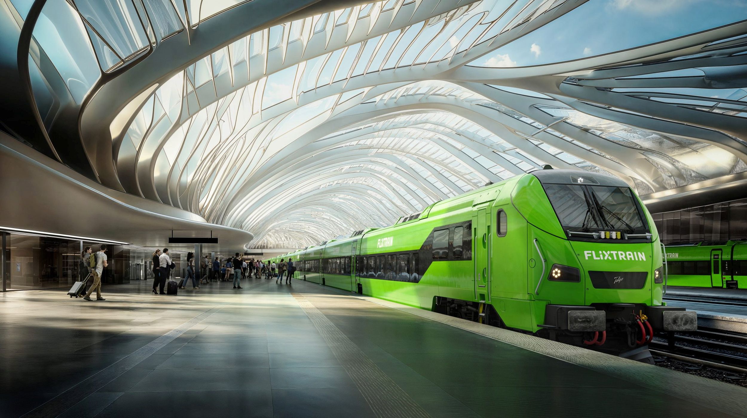 Groene hogesnelheidstrein arriveert op een modern station. Reizigers staan te wachten tot ze kunnen instappen.