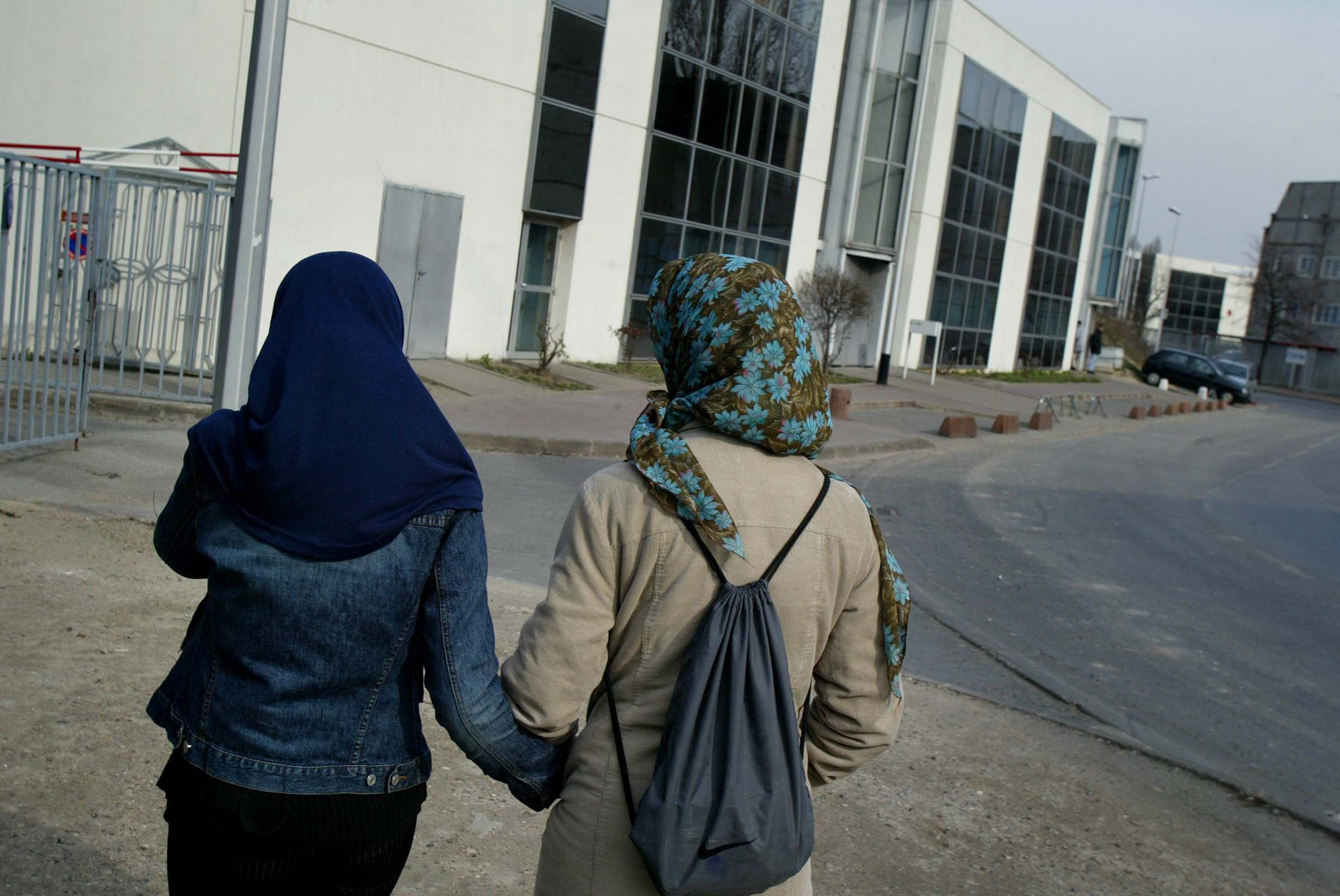 Twee vrouwen met hoofddoek, op de rug gezien.