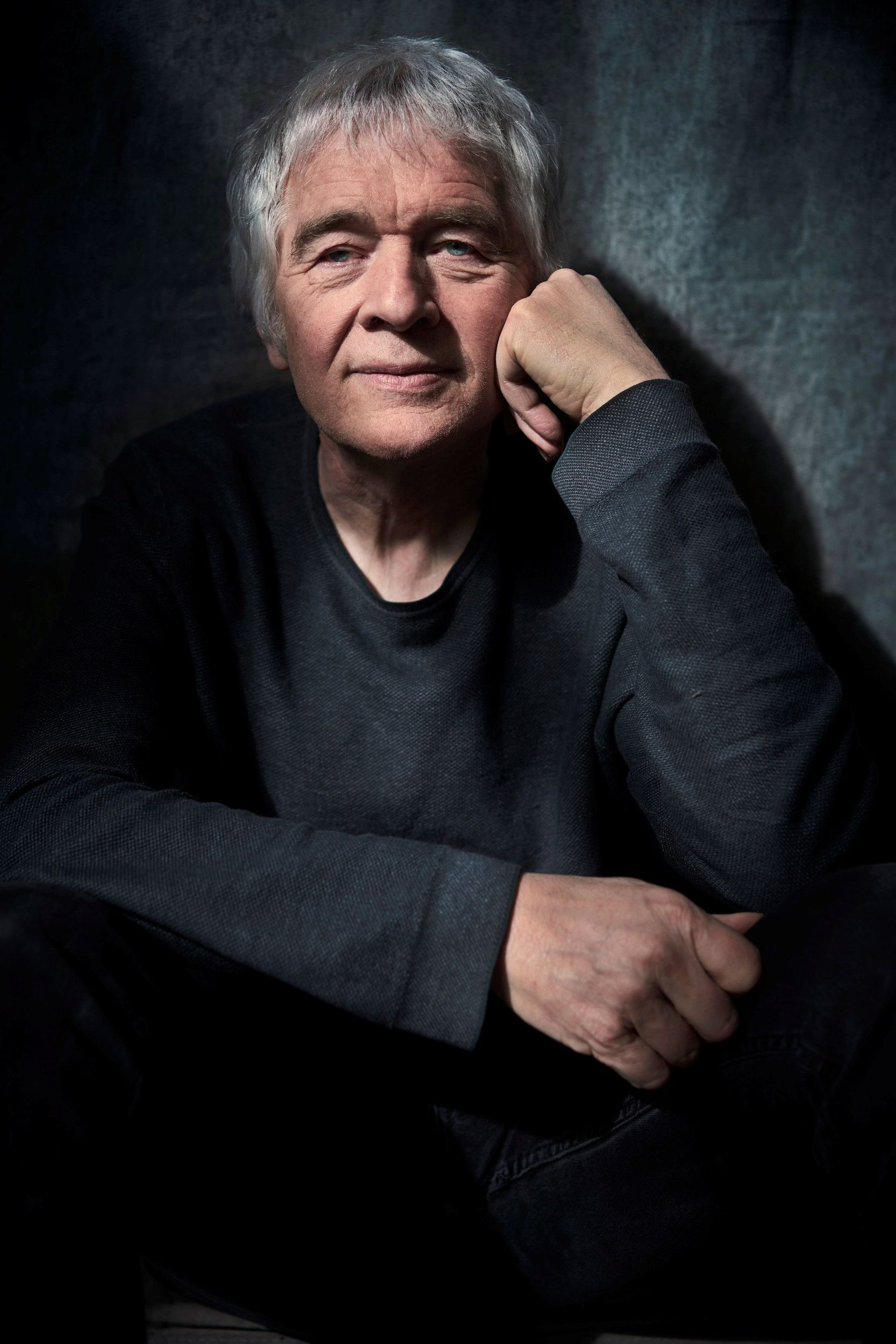 Portret van man met blauwe ogen en grijs haar.