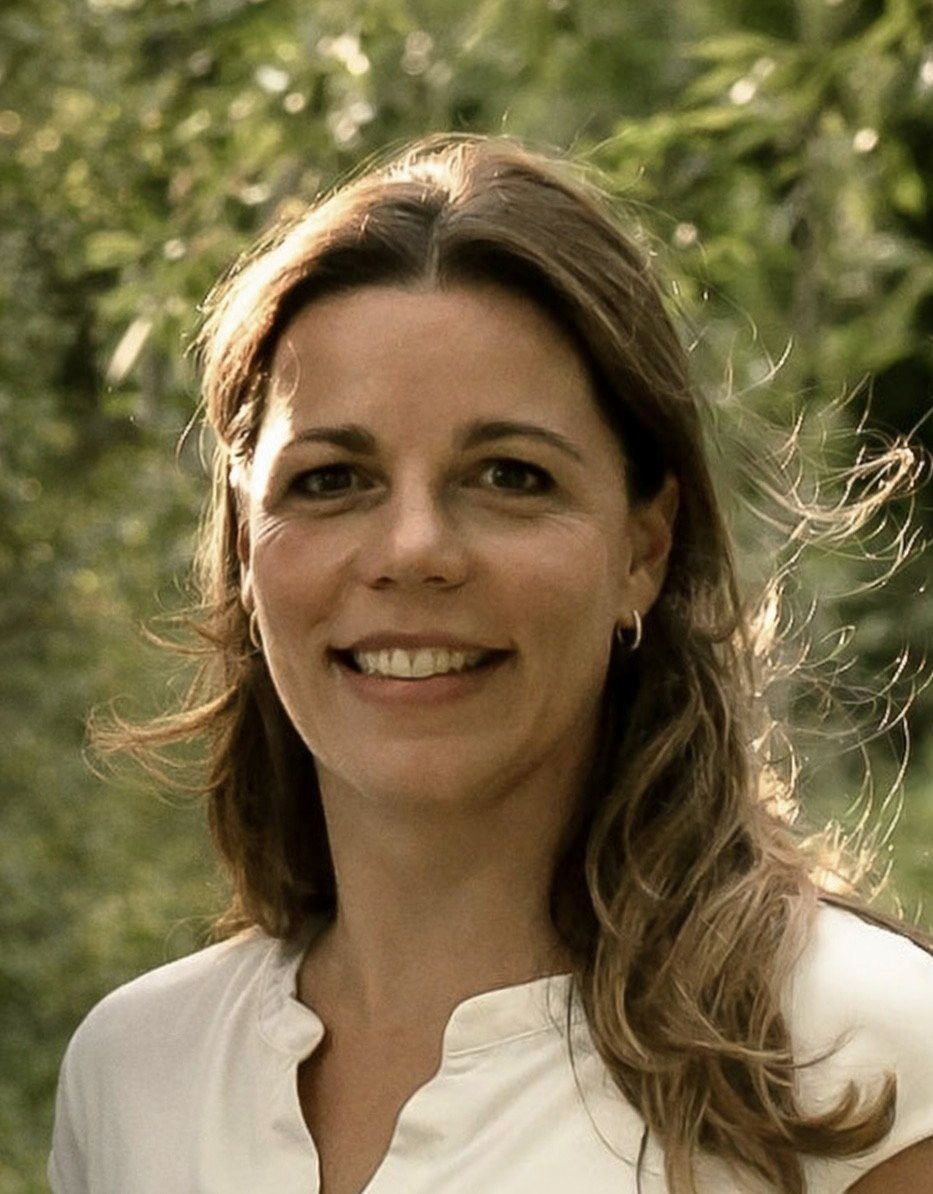 Lachende vrouw met bruin haar.