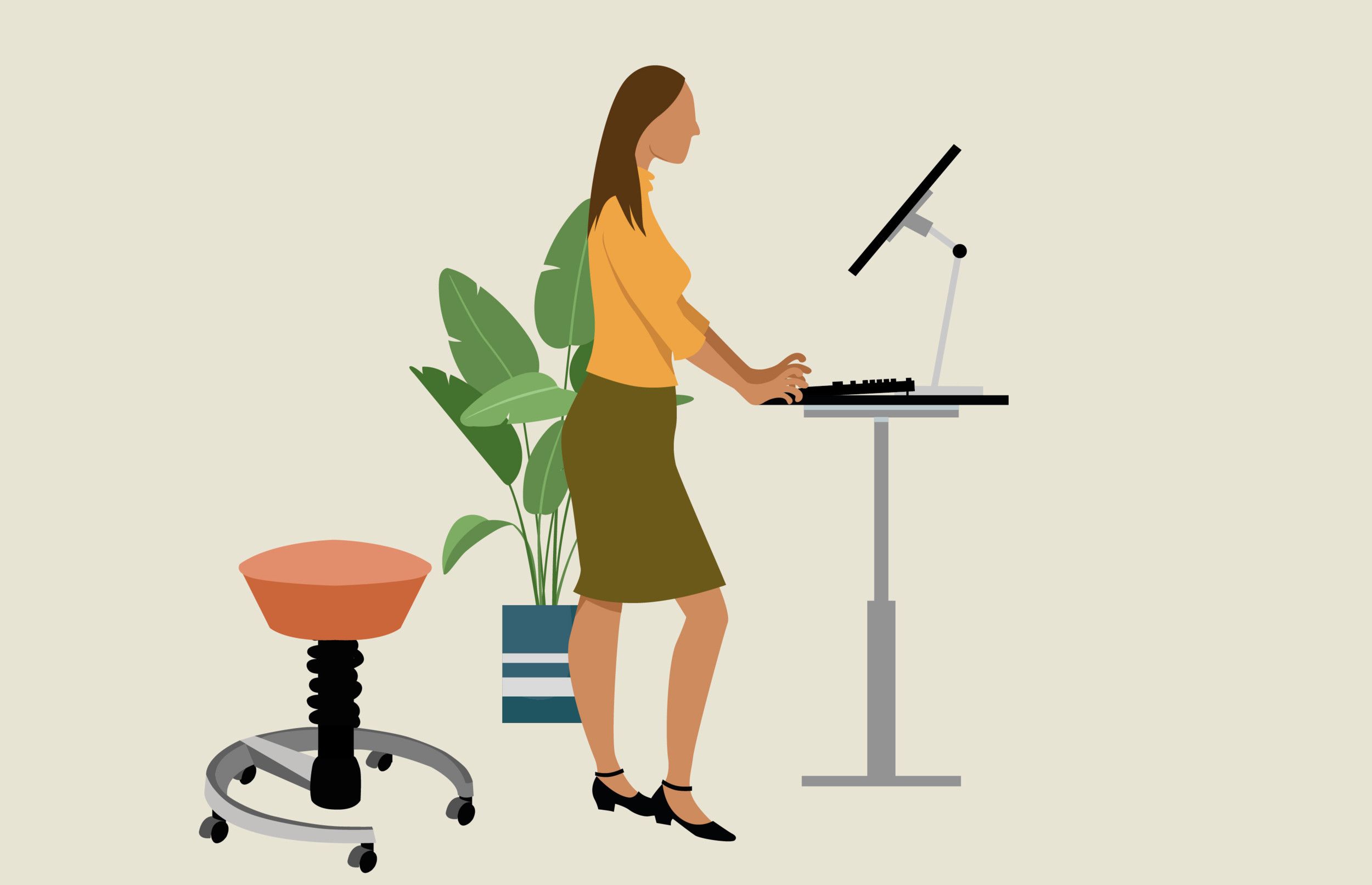 Een vrouw staat aan een bureau te werken. Naast haar staat een kruk op wielen.