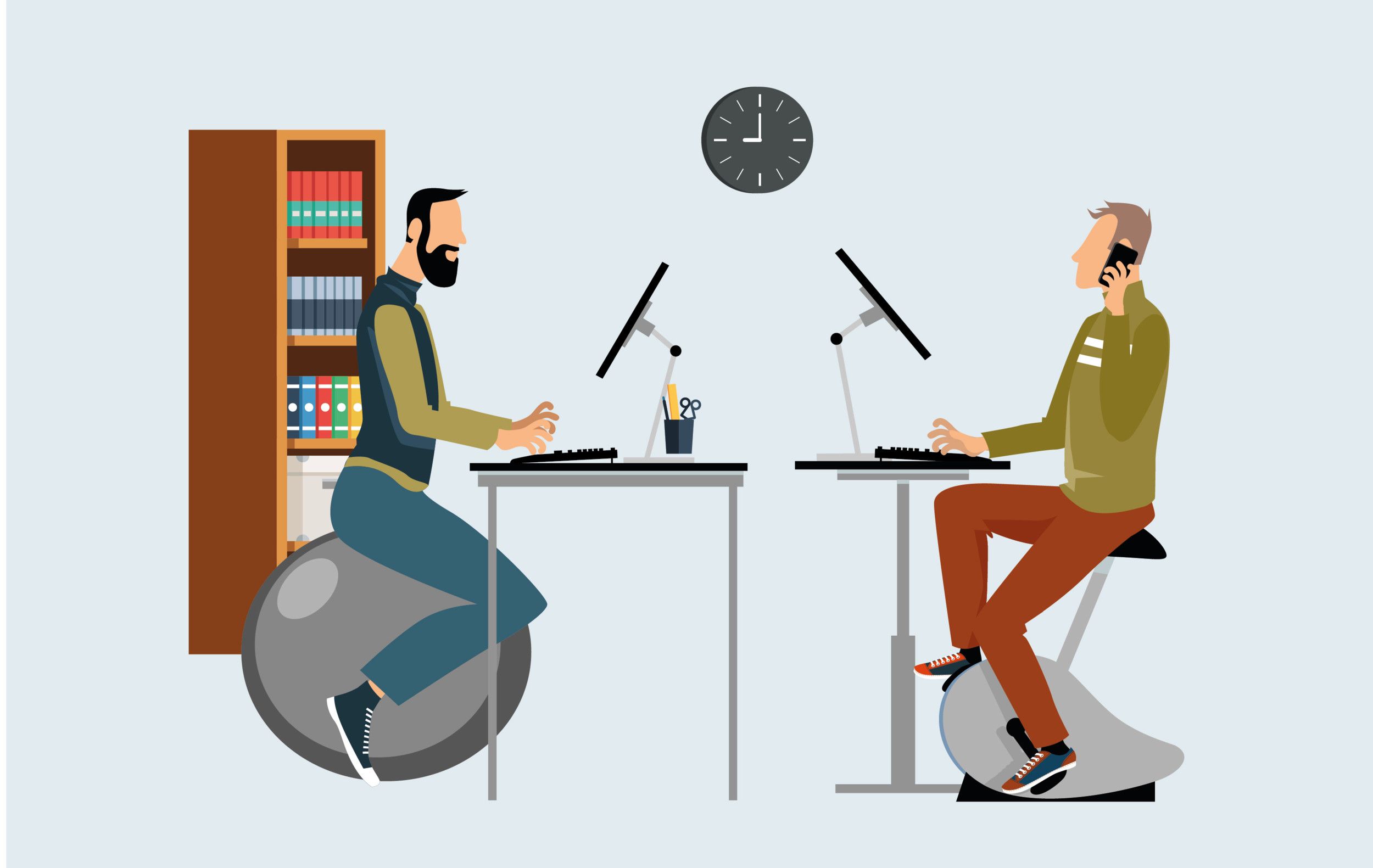 Twee mannen werken achter een bureau. De een zit op een skippiebal, de ander op een bureaufiets.