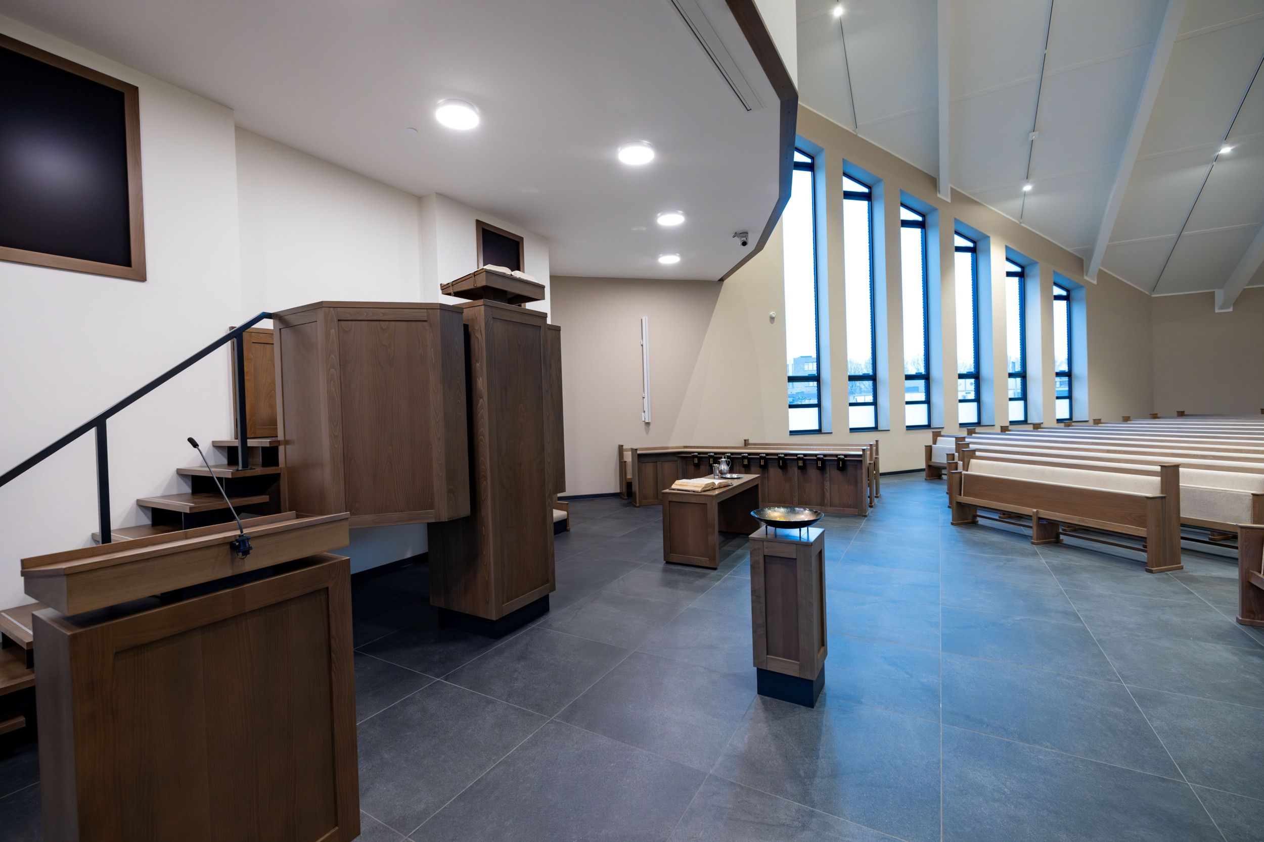 De preekstoel, een katheder, doopvont en avondmaalstafel.