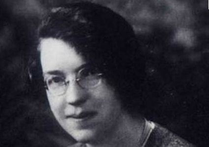 Jane Haining, een vrouw met zwart haar, ronde bril.