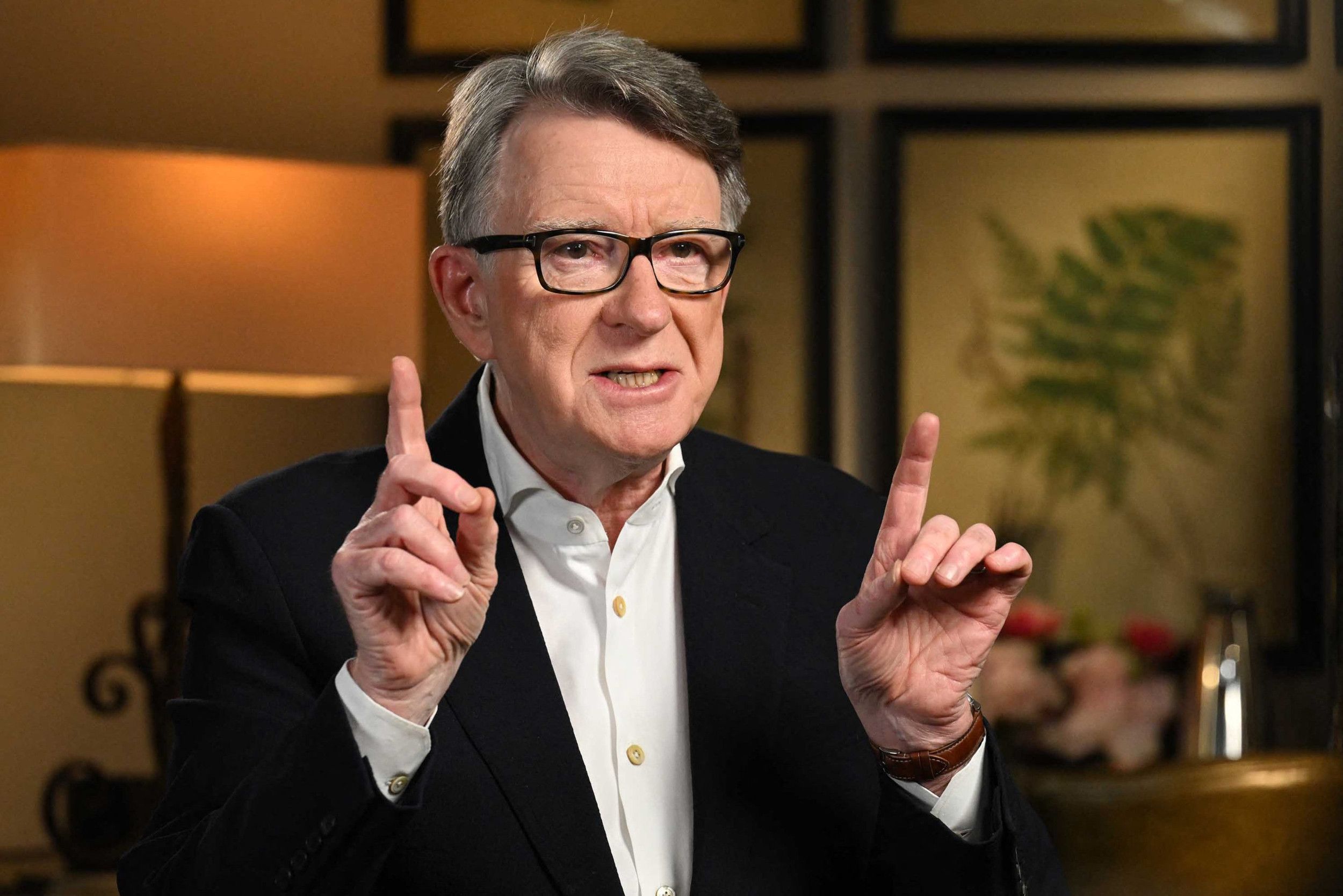 Zeventiger in donkere, formele kleding.