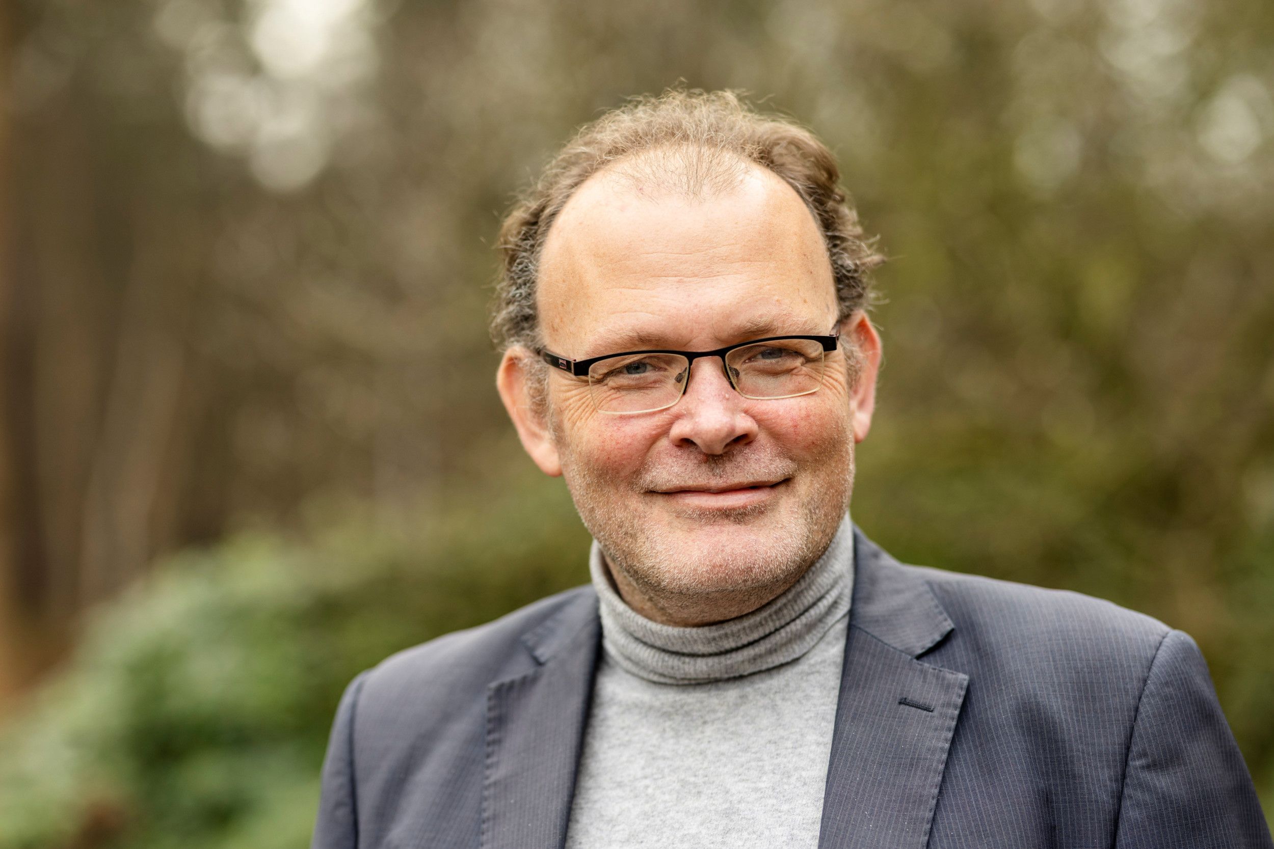 Man met grijze koltrui. 