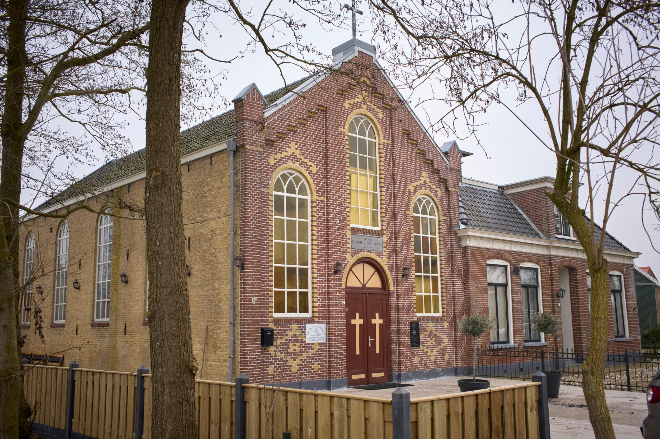 Kerk van rode en gele bakstenen.