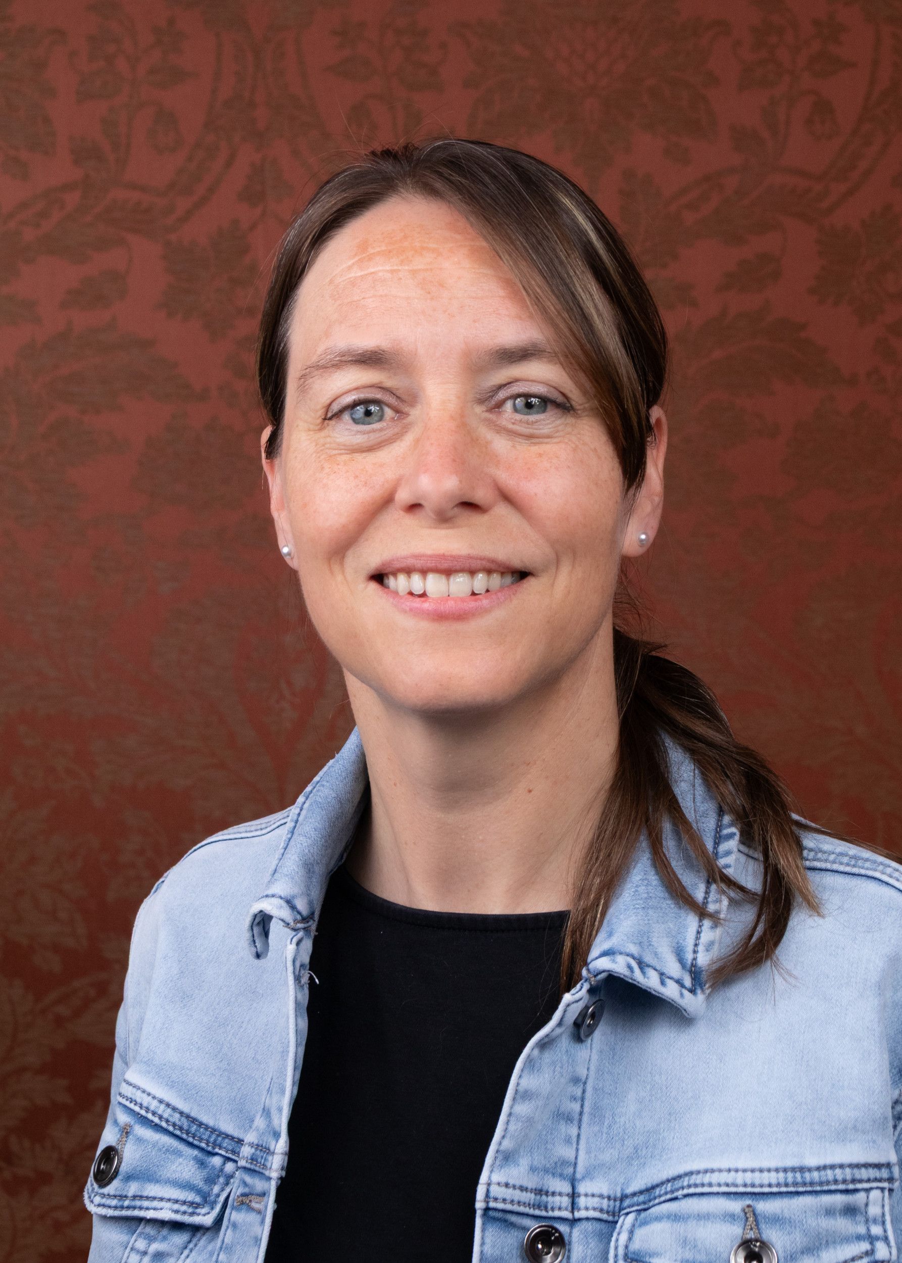 Dr. Myriam Klinker, een vrouw met donkerblond haar in een staart en een spijkerjasje aan.