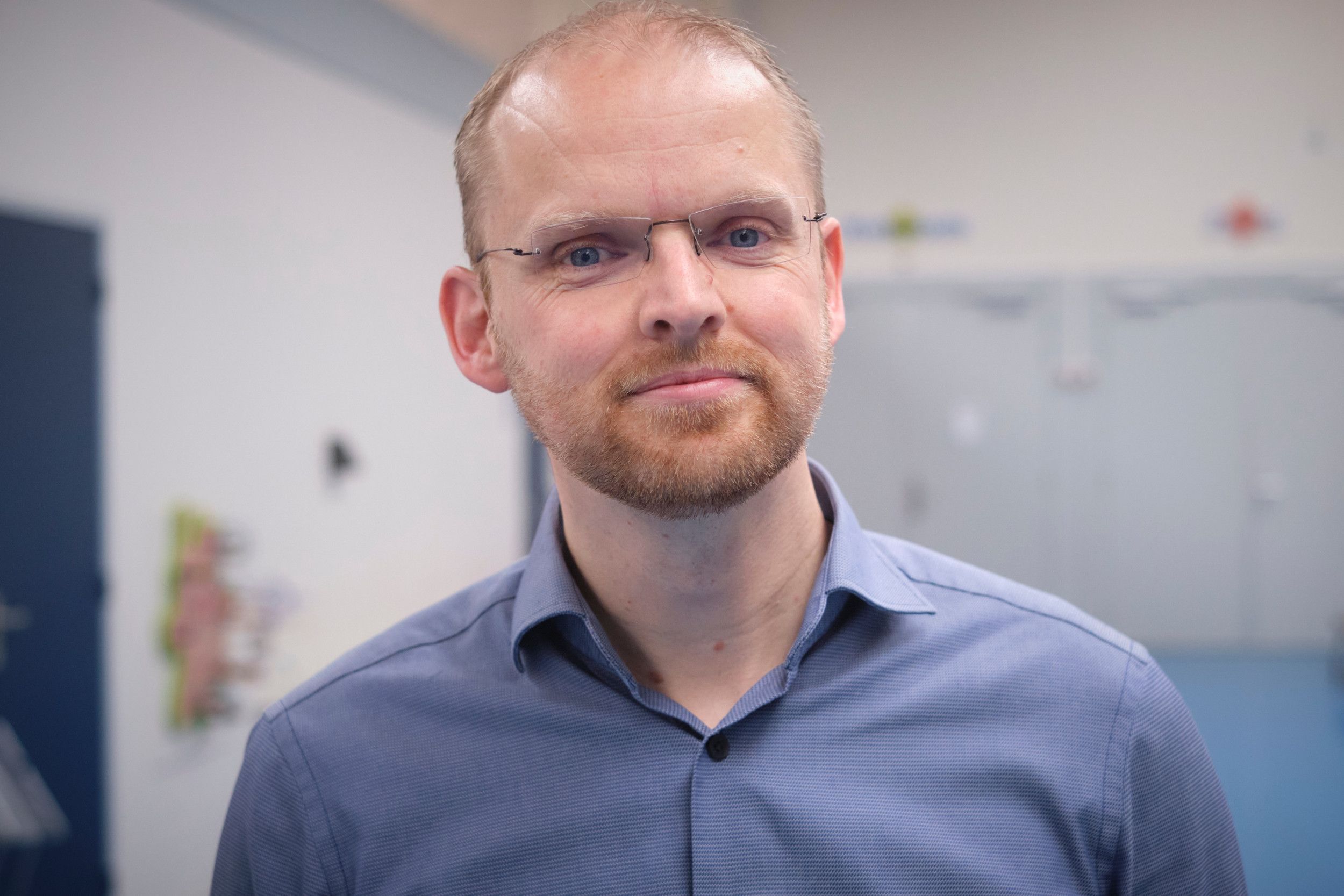 Jacob Folkerts, een man met bril, baardje en blauw overhemd.