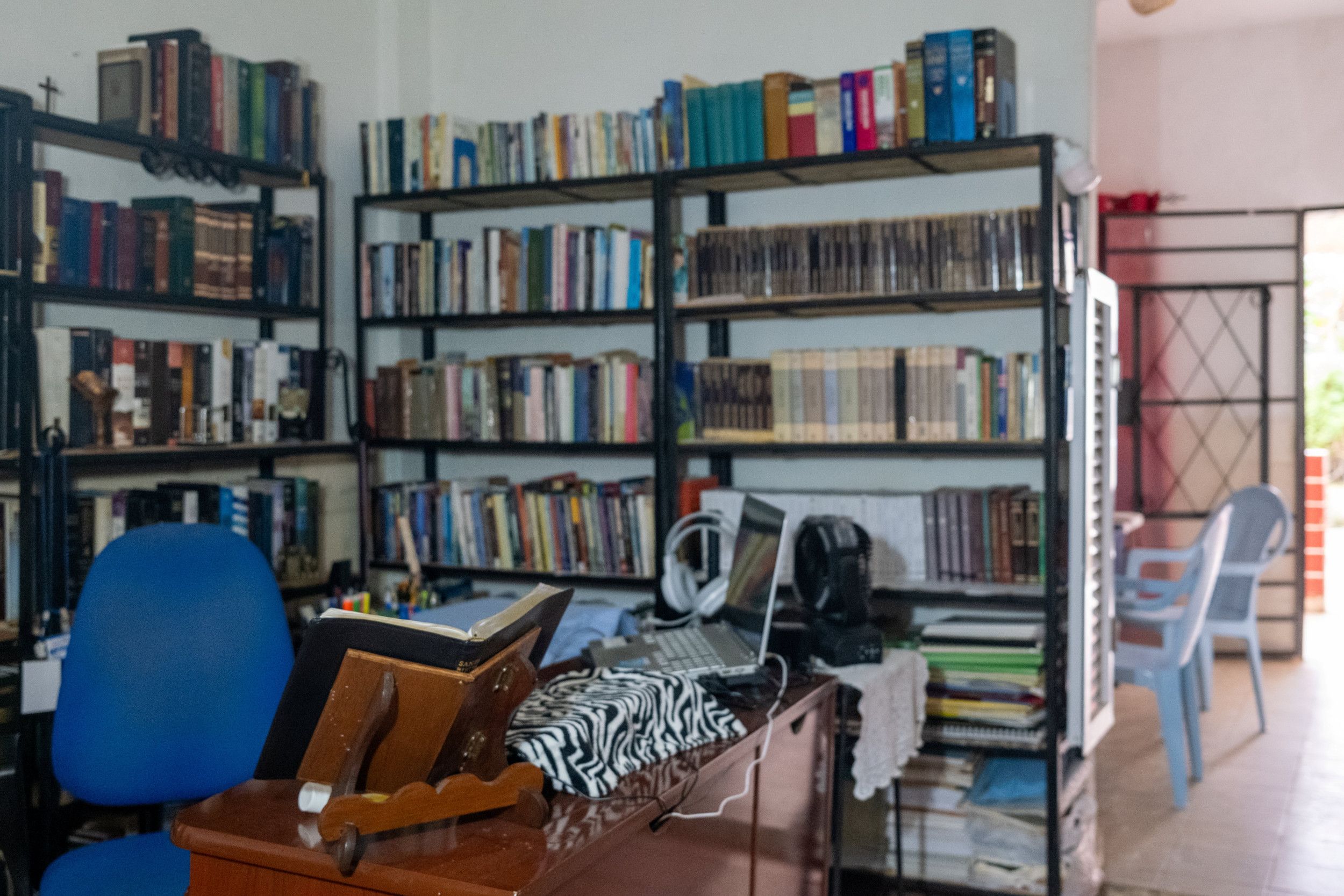 Een boekenkast in een woning. 