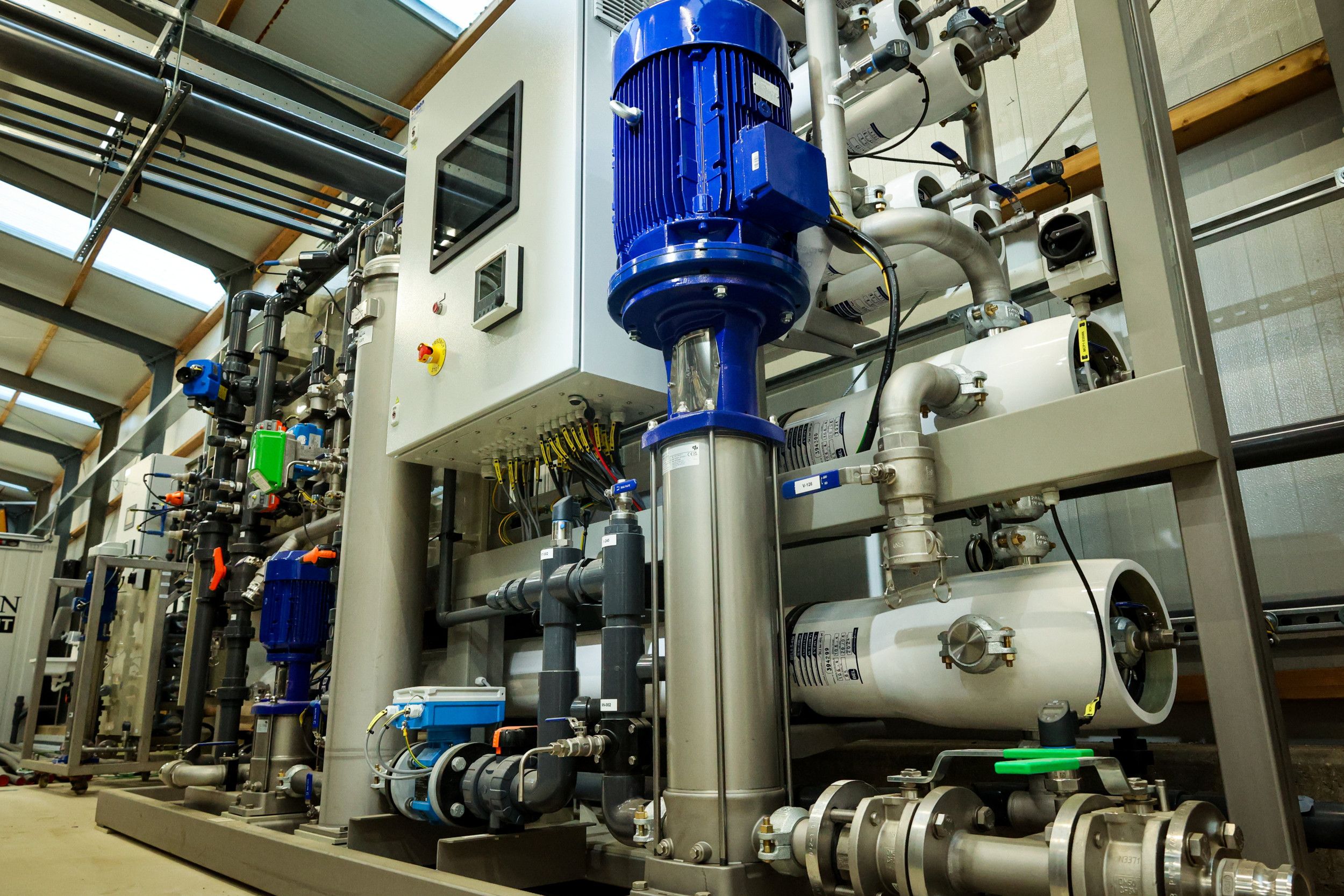 Technische installatie met centraal een grote blauwe elektromotor.
