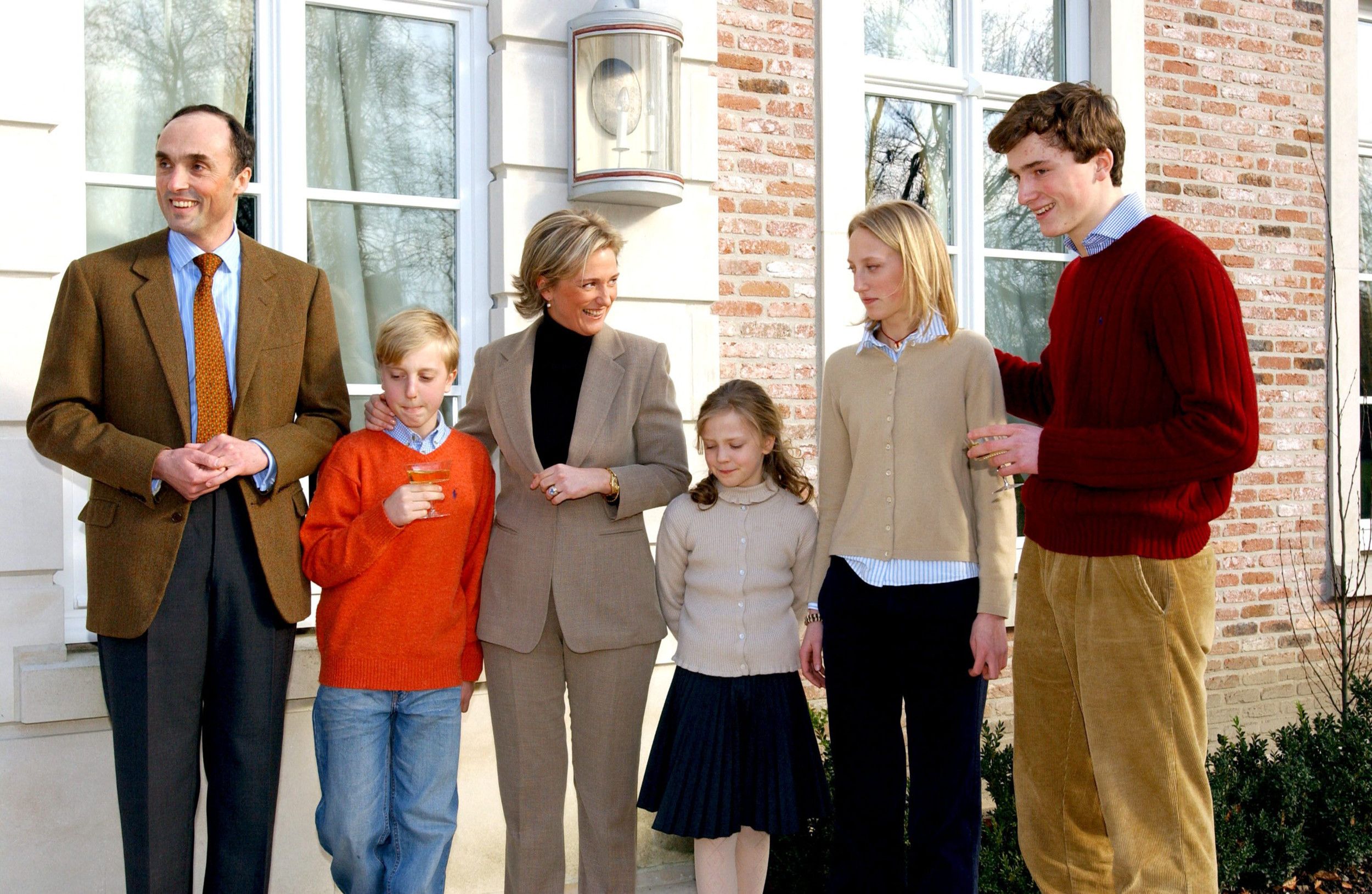 Echtpaar met vier kinderen. De jongen rechts is Amedeo, met een rode trui.